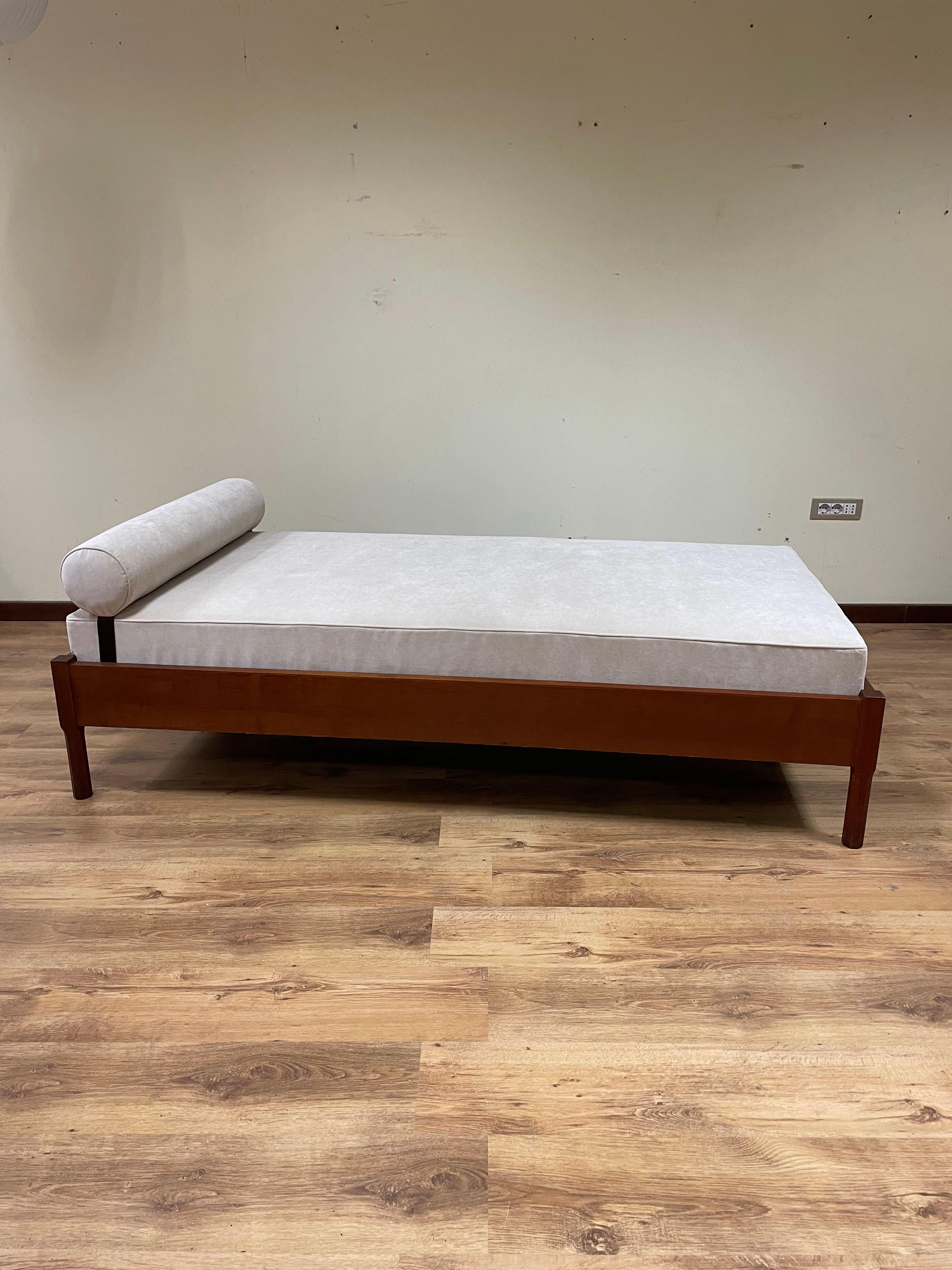 1960s daybed made of teak wood and of Italian manufacture.

The daybed has been completely restored recently.

It is complete with bolster that can be positioned as desired.

New natural-colored, stain-resistant fabric upholstery.
