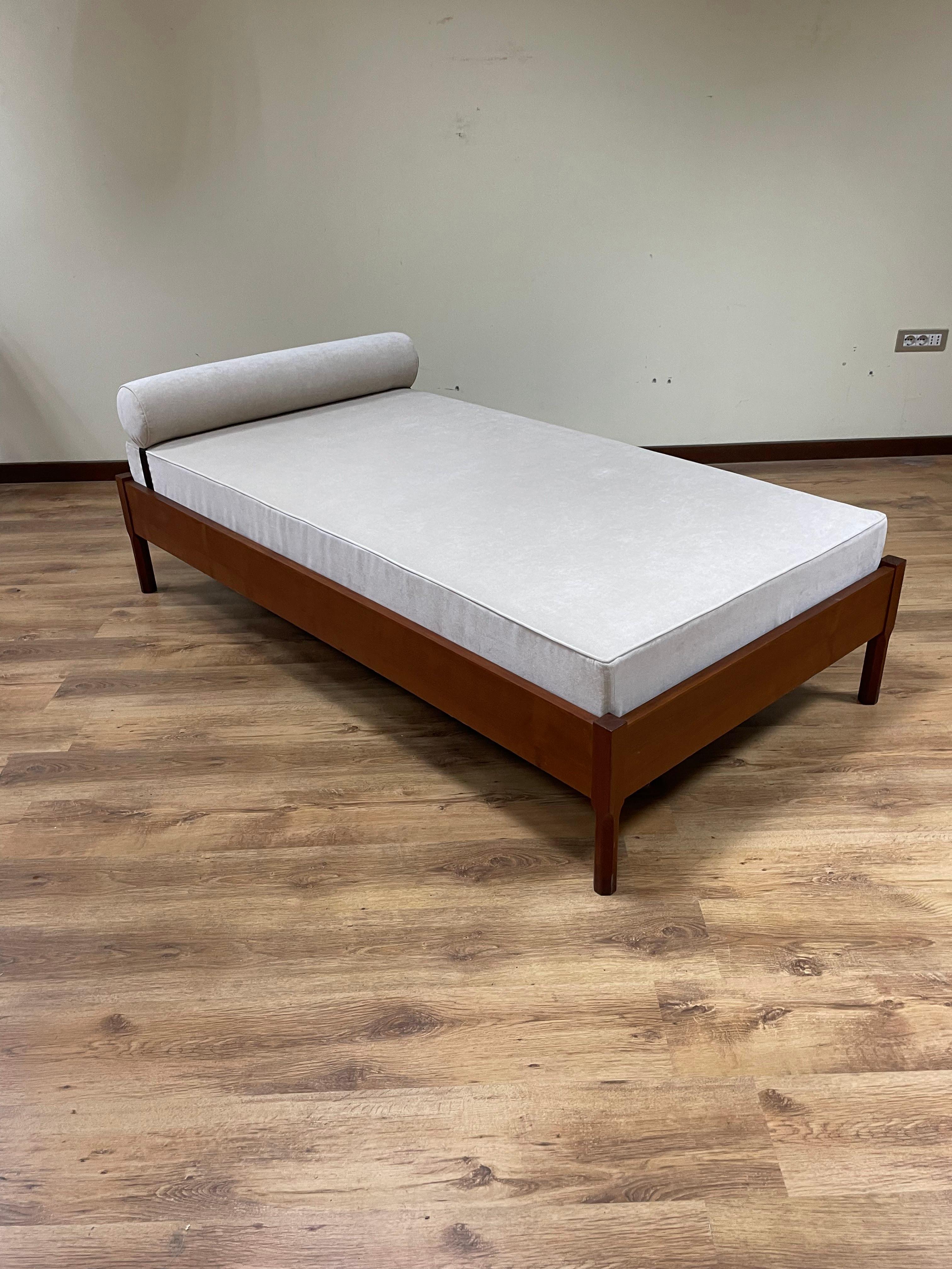 Fabric 1960s teak daybed, Italy For Sale