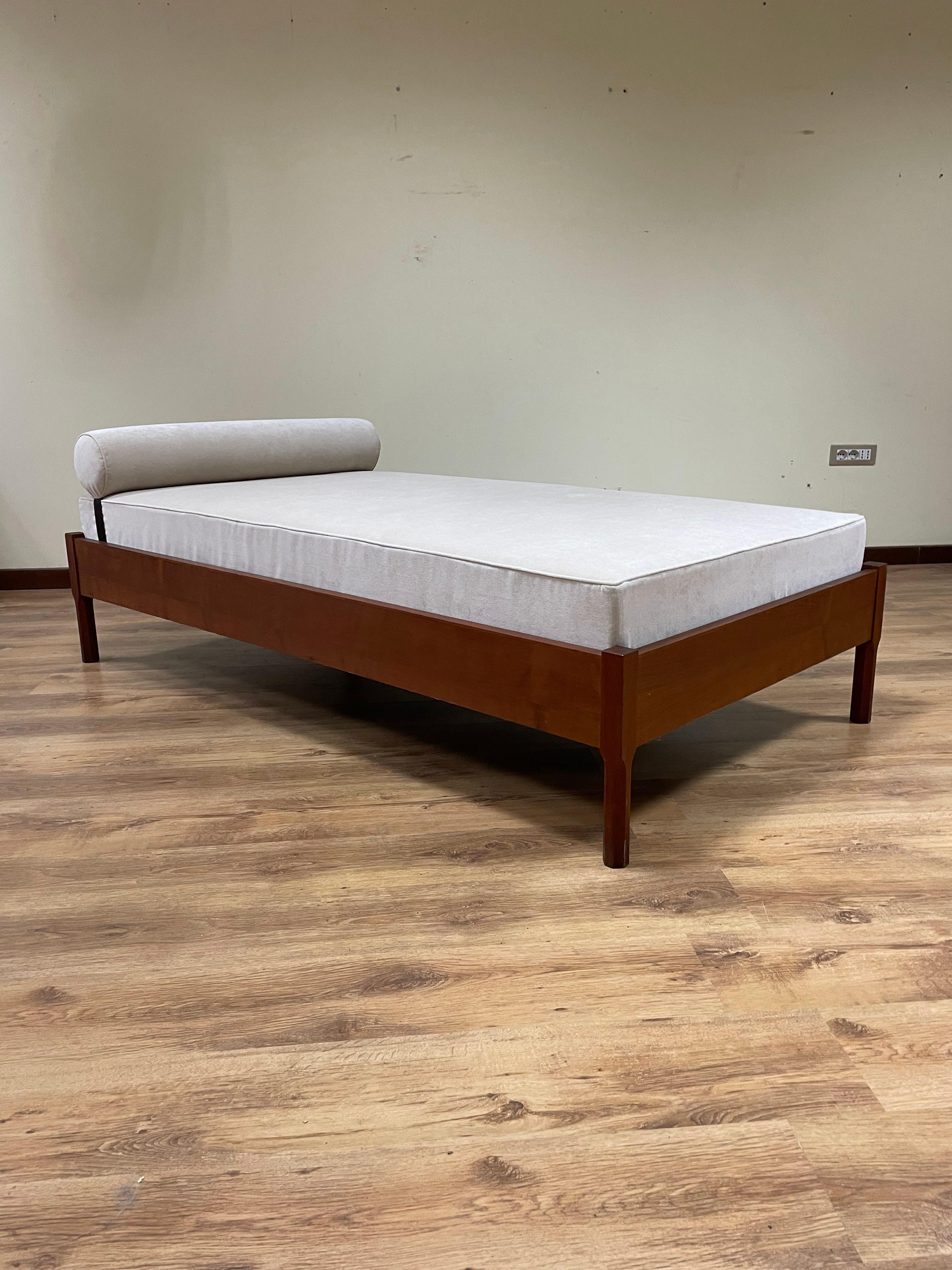 1960s teak daybed, Italy For Sale 1