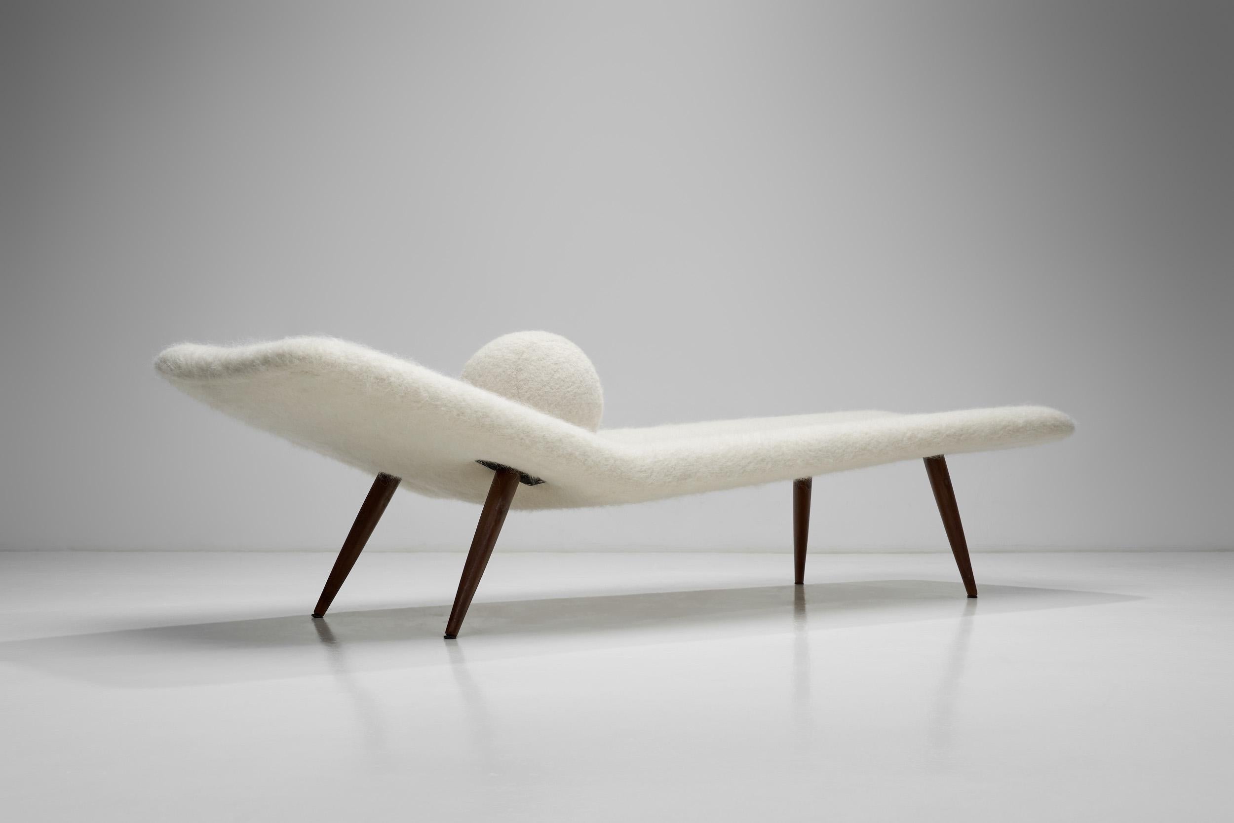 Cama de día a la manera de Theo Ruth con almohada a juego, Europa Siglo XX en venta 5