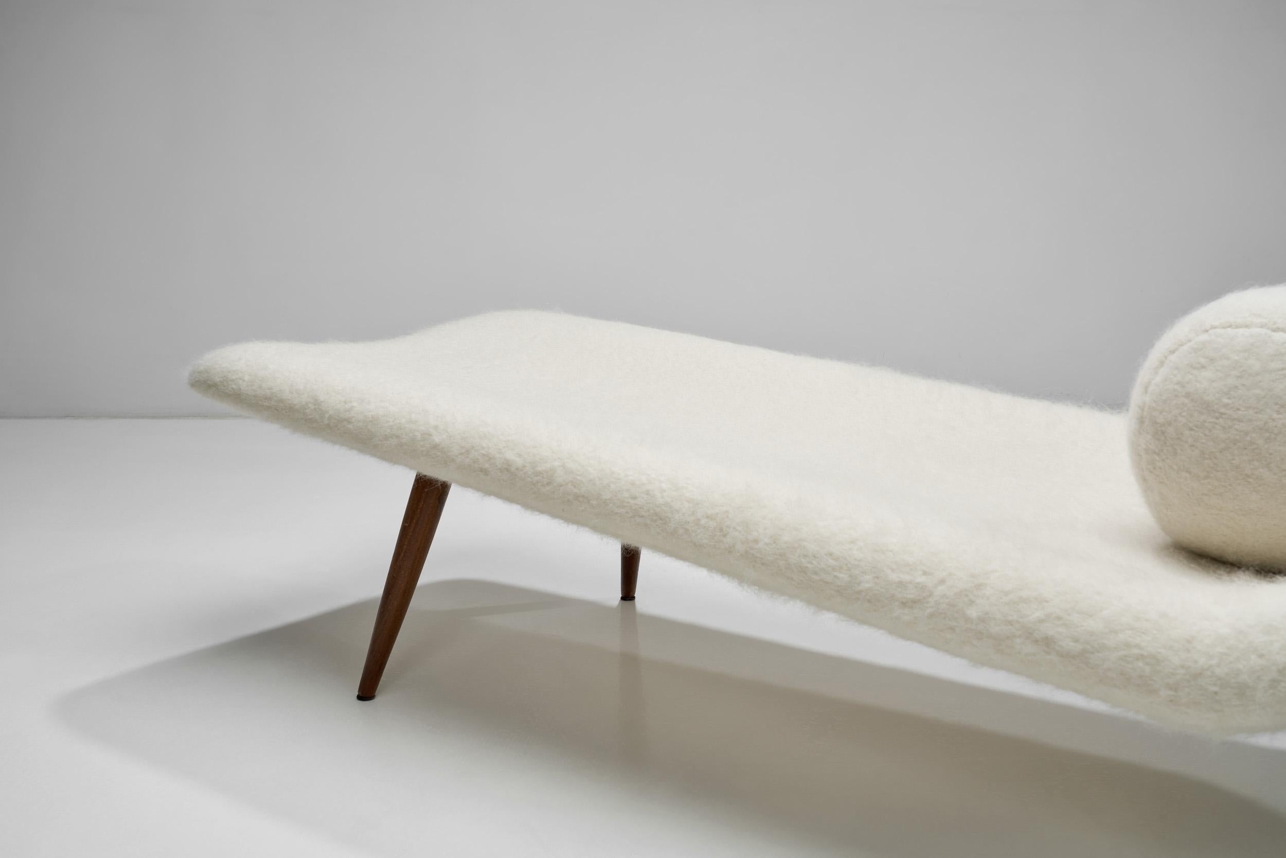 Cama de día a la manera de Theo Ruth con almohada a juego, Europa Siglo XX en venta 6