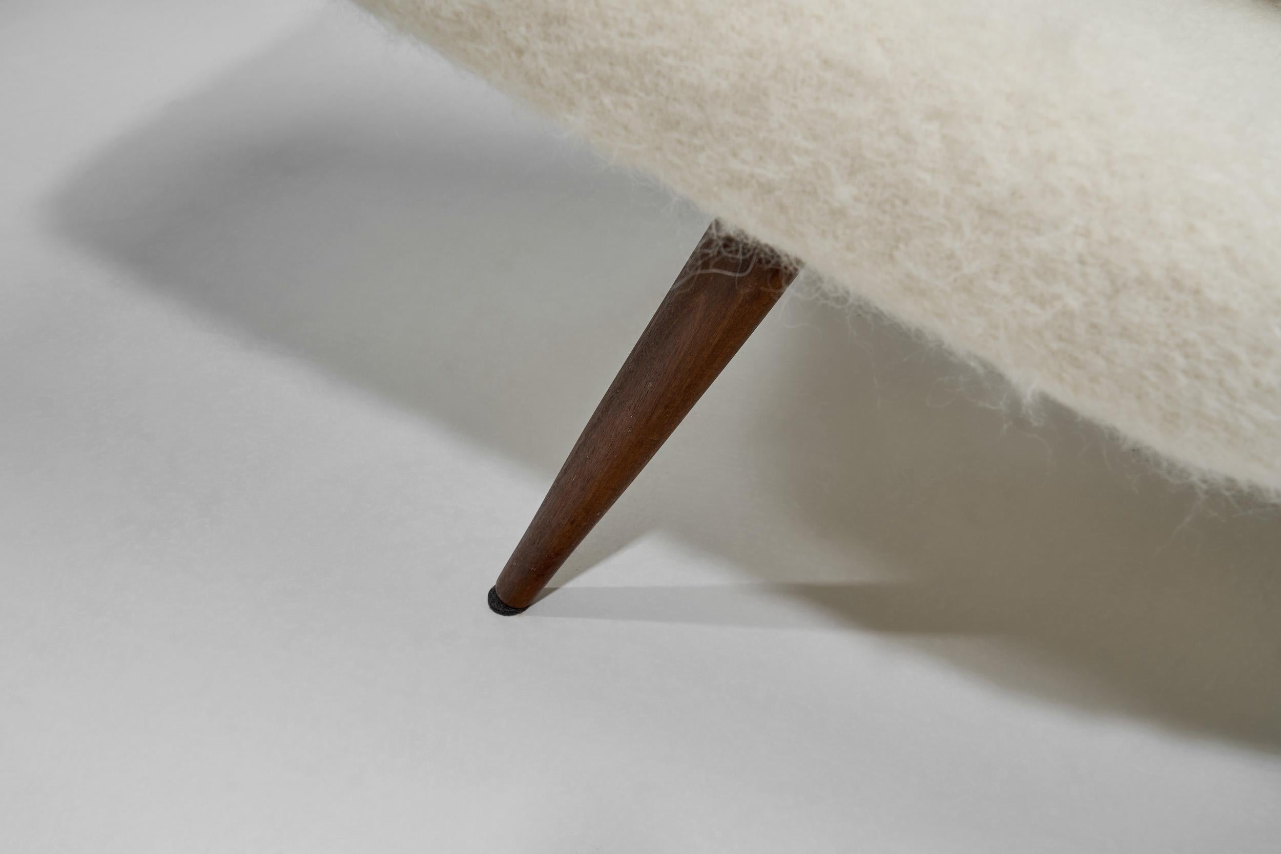 Cama de día a la manera de Theo Ruth con almohada a juego, Europa Siglo XX en venta 8