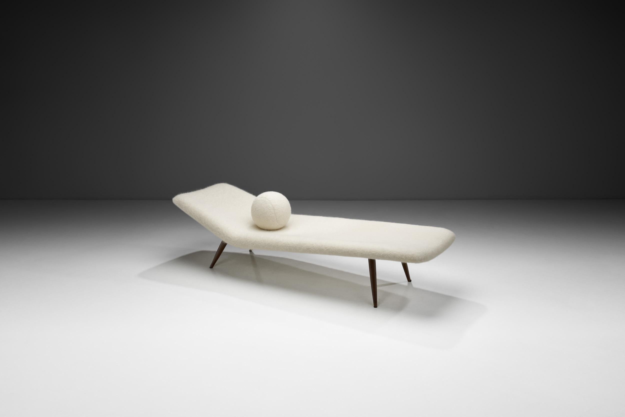 Este sofá cama tapizado, inspirado en la refinada elegancia del movimiento moderno de mediados de siglo, captura la sofisticación atemporal del icónico estilo de Theo Ruth. Tiene un gran parecido con los diseños de sofá cama de Ruth de 1947, que se