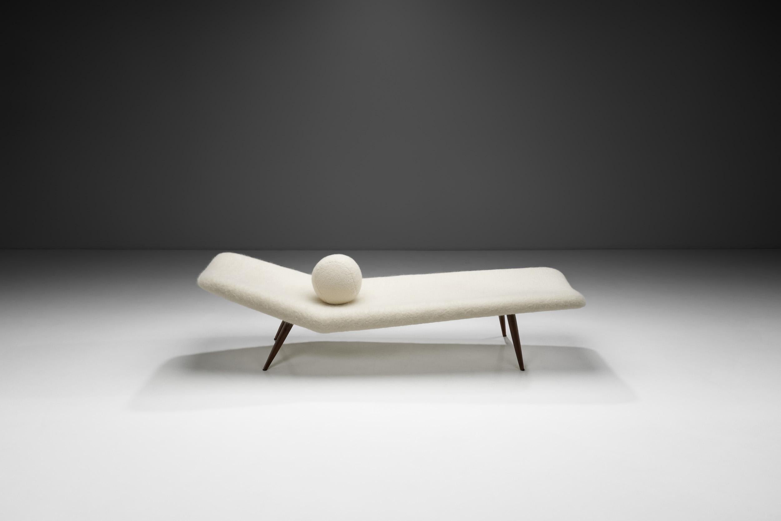 Cama de día a la manera de Theo Ruth con almohada a juego, Europa Siglo XX Moderno de mediados de siglo en venta