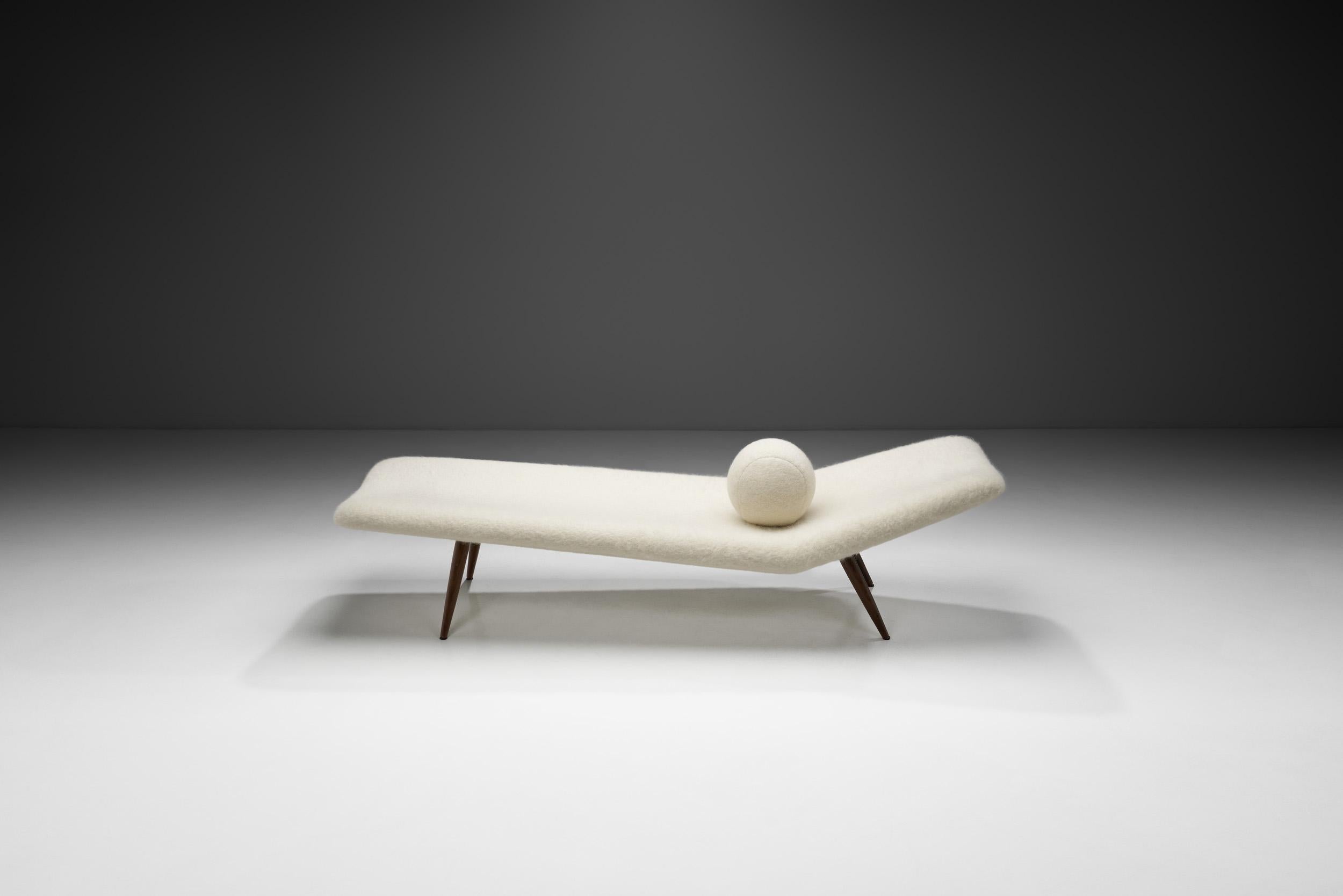 Cama de día a la manera de Theo Ruth con almohada a juego, Europa Siglo XX en Bueno estado para la venta en Utrecht, NL