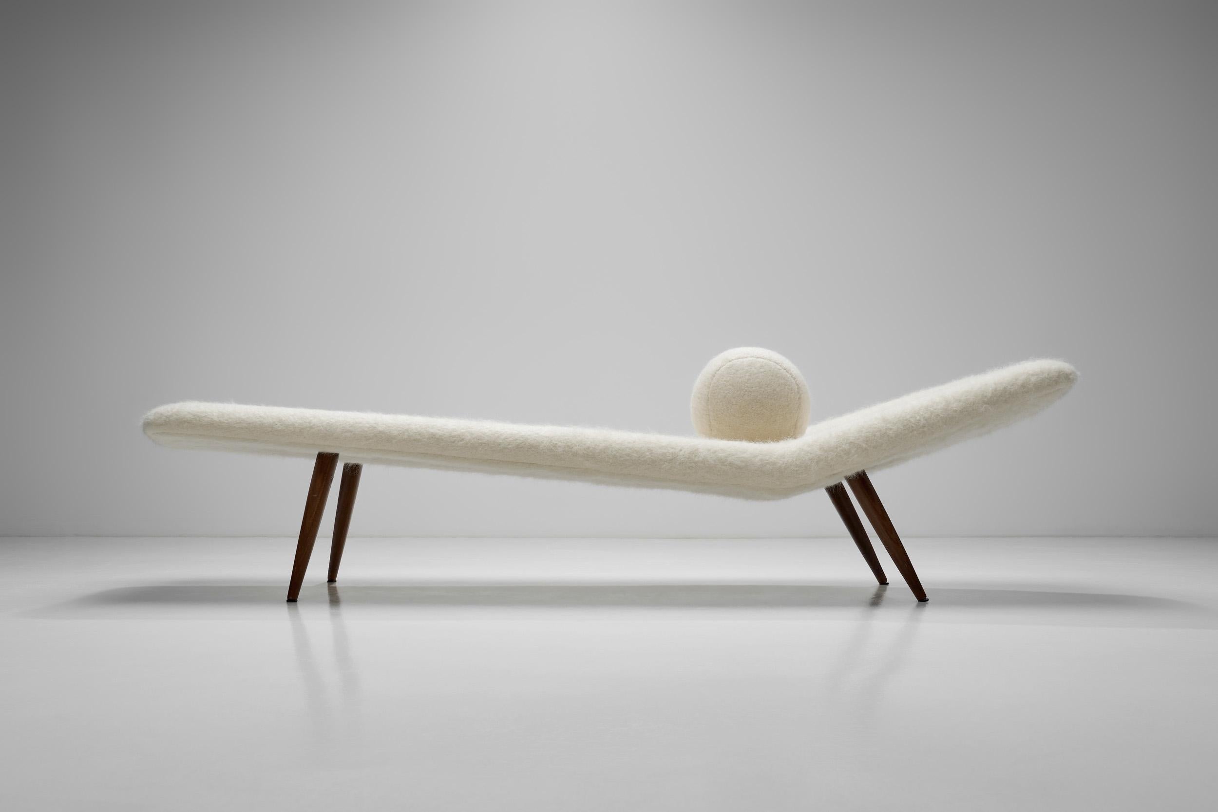 Cama de día a la manera de Theo Ruth con almohada a juego, Europa Siglo XX siglo XX en venta