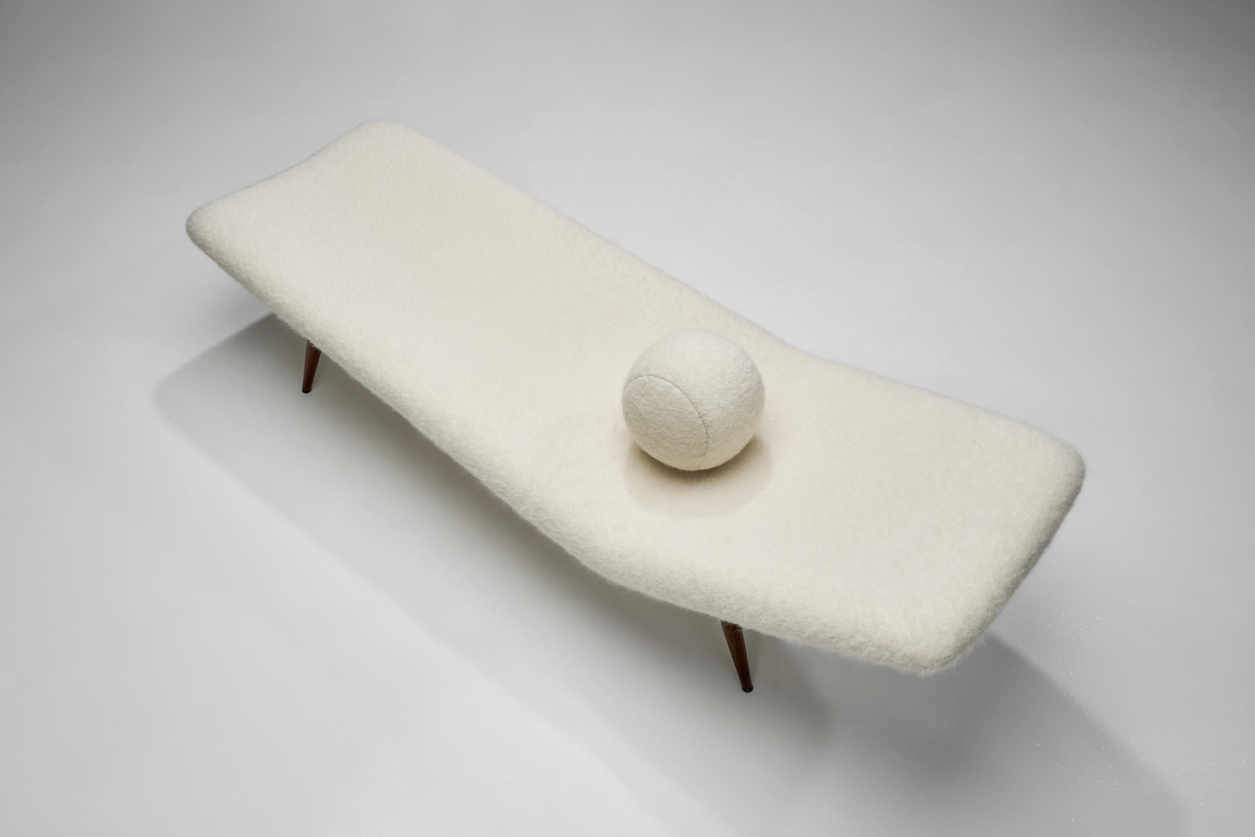 Cama de día a la manera de Theo Ruth con almohada a juego, Europa Siglo XX Tela en venta