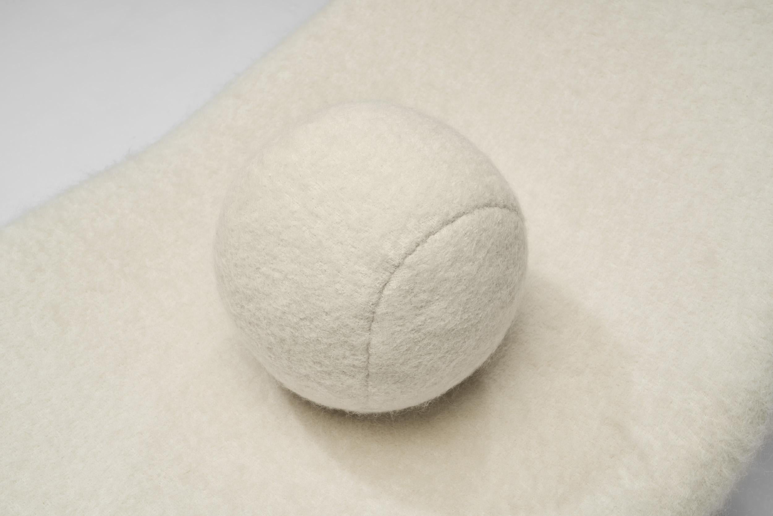 Cama de día a la manera de Theo Ruth con almohada a juego, Europa Siglo XX en venta 2