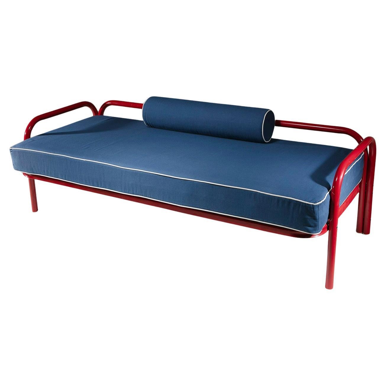Daybed in the style of Gae Aulenti For Sale