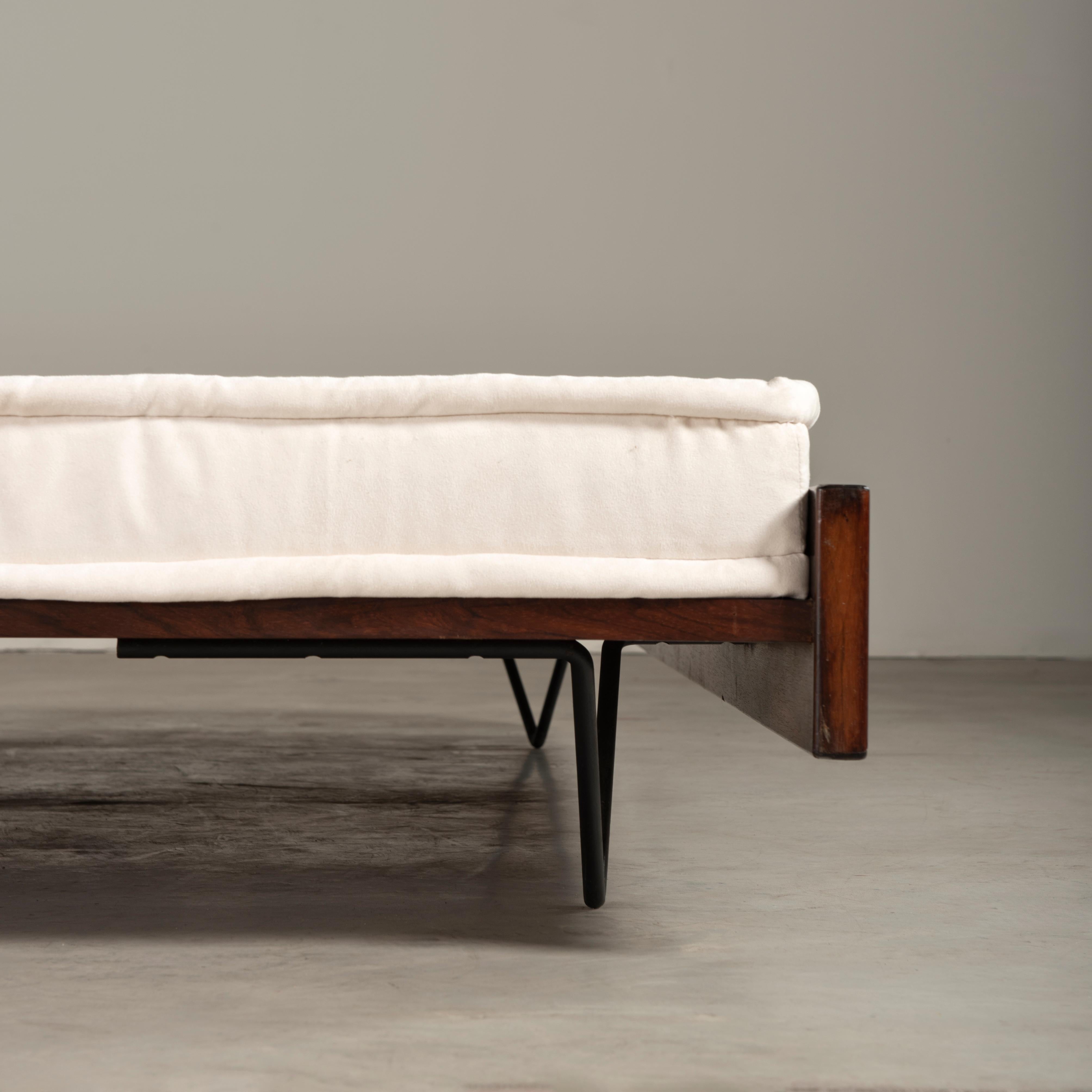 Mid-Century Modern Daybed in Tropical Hardwood and Iron, Jorge Zalszupin, Brazilian Modern Design For Sale