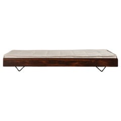 Cama de día de madera tropical y hierro, Jorge Zalszupin, Diseño moderno brasileño