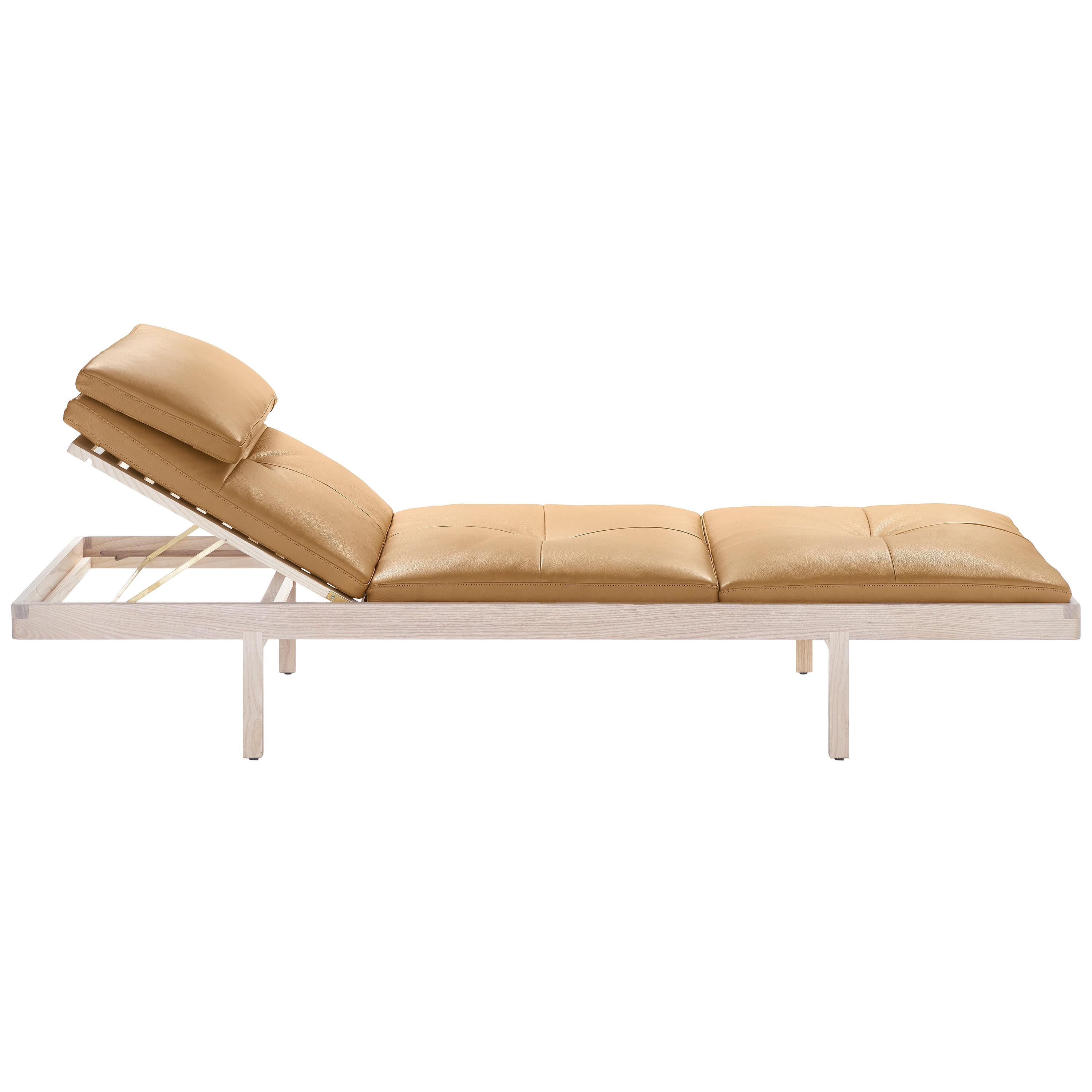 Daybed in frassino bianco e pelle disegnato da Craig Bassam