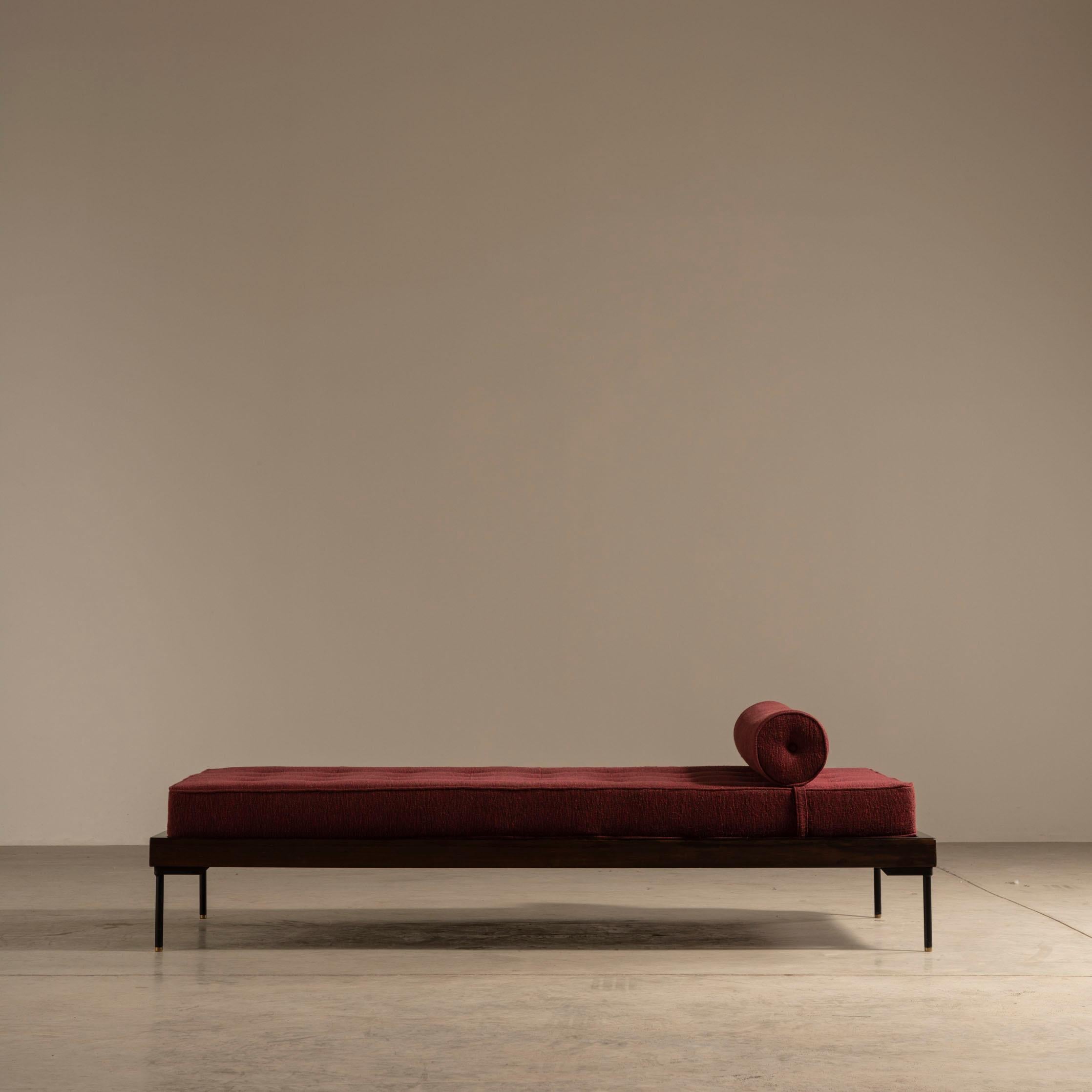 This stunning piece of furniture, designed by the renowned Brazilian artist Geraldo de Barros, is a true standout. Combining Minimalist lines with a contemporary and striking design, this chaise is sure to make a statement in any space. Its metal