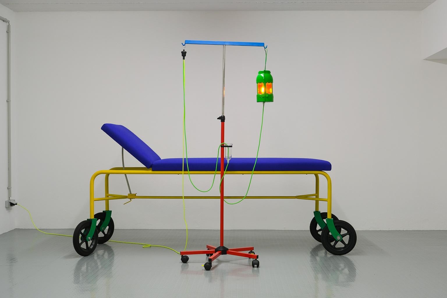 Florian Borkenhagen: „Aufwachraum“ (Wake Up Room)

Ready-Made-Design as a complete set: The aptly named “Aufwachraum” („Wake Up Room“) by german artist and design professor Florian Borkenhagen. It’s the interpretation of a chaise longue with reading