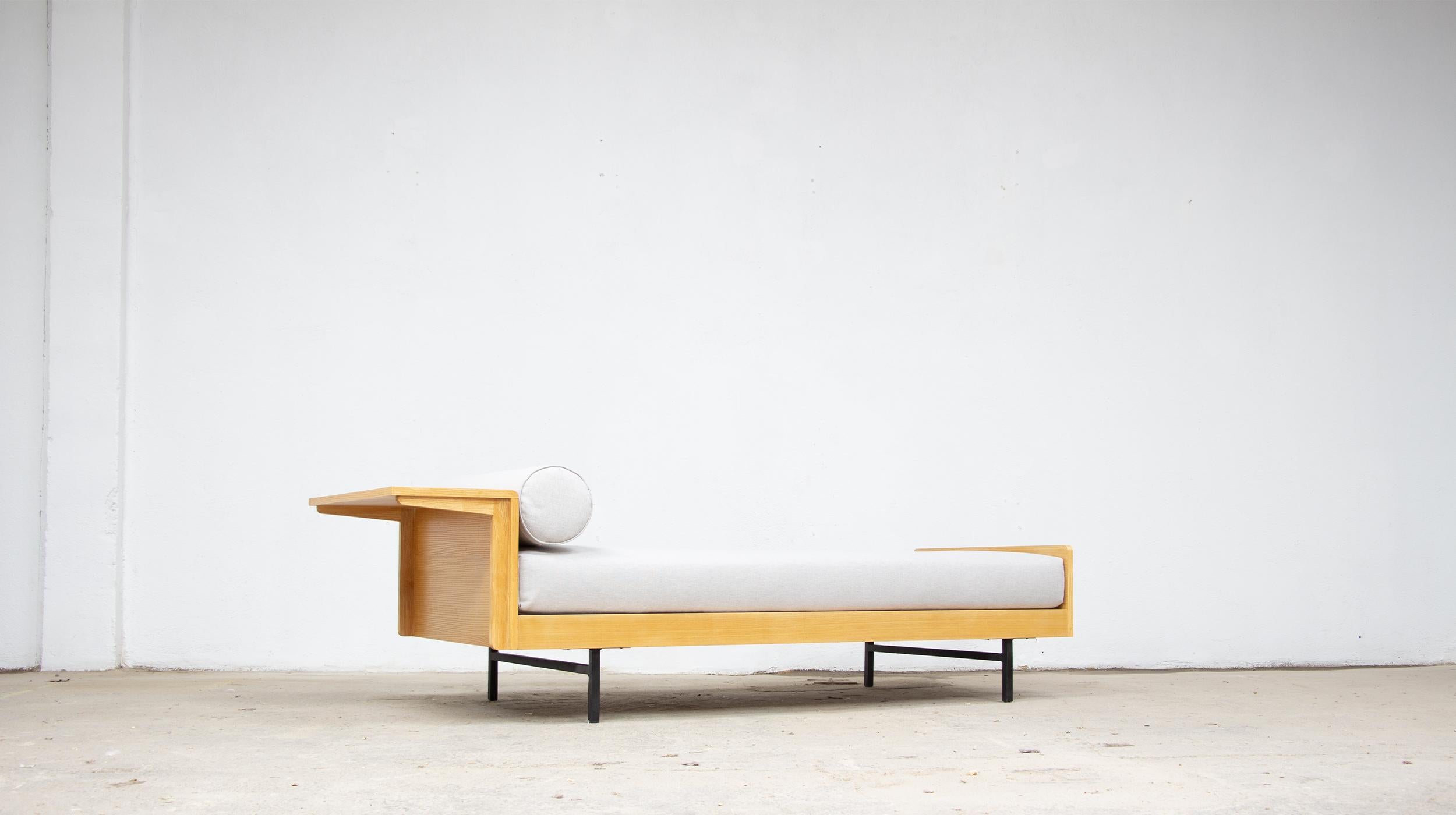Mid-Century Modern Méridienne LC 5 ARP Pierre Guariche pour Minvielle en vente