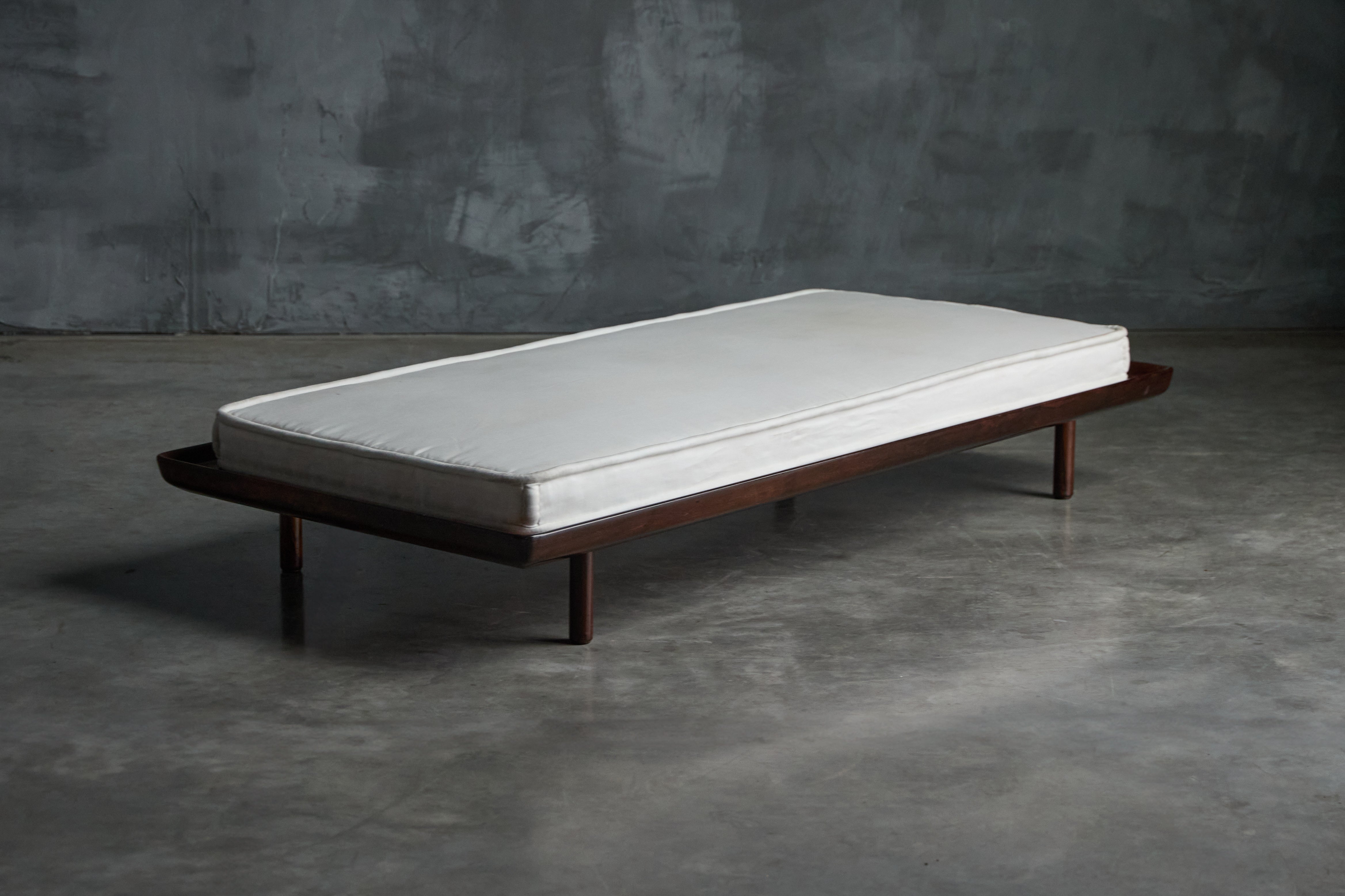 Daybed "Luxor" by Sergio Rodrigues for OCA, Brazil, 1965