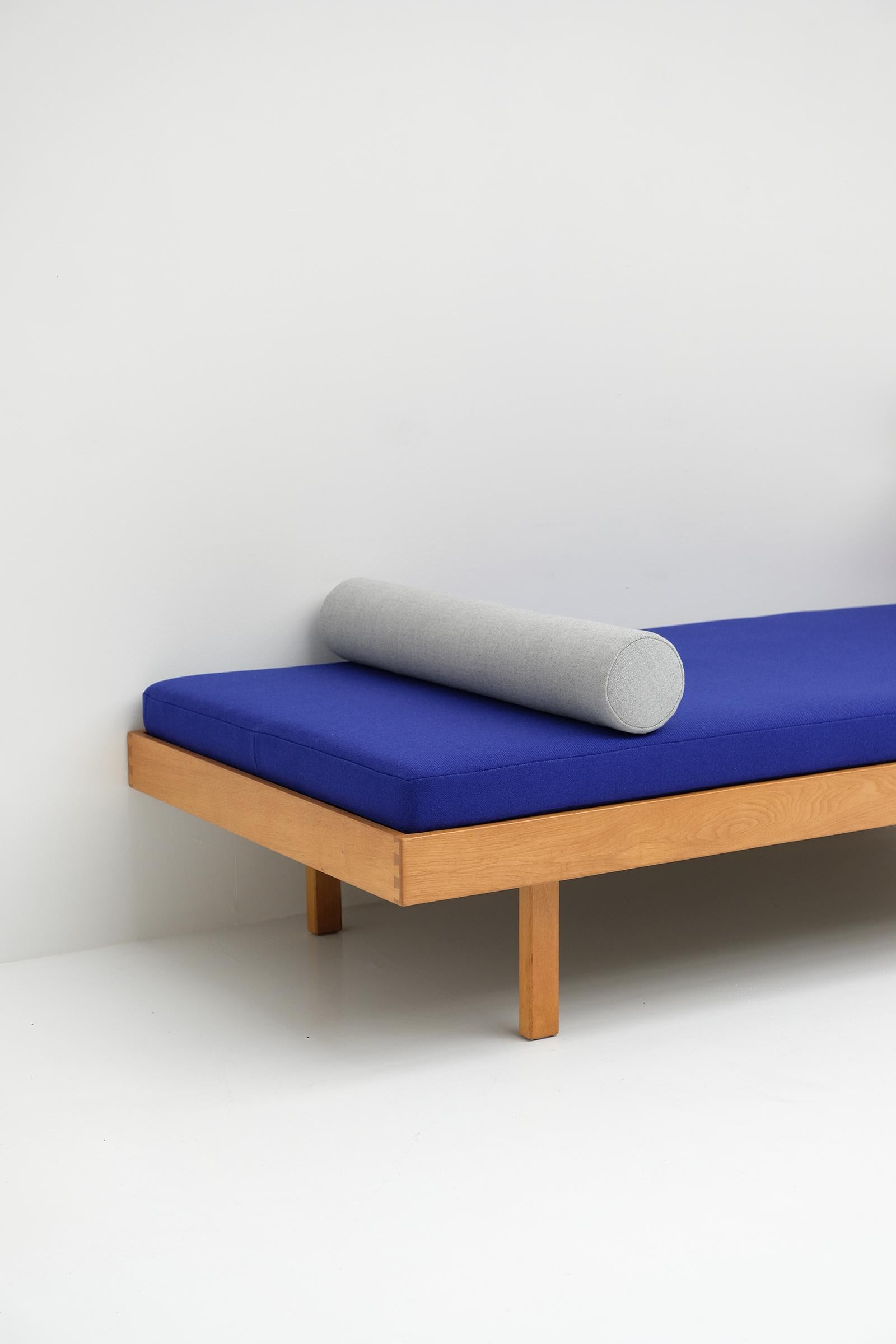 Van Den Berghe Pauvers Daybed bY Jos De Mey 1963

This nice Belgian modern daybed was designed by Jos De Mey for Van Den Berghe Pauvers in 1963. Due its high legs and design, this daybed has a timeless and playful look. For the upholstery I did