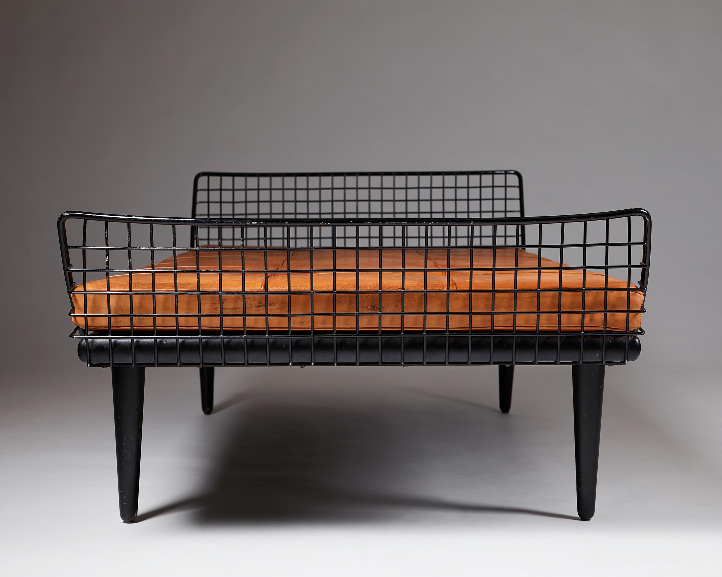 Lacquered Daybed, Model “568-017” Designed by Bengt Ruda for NK, Sweden, 1950s