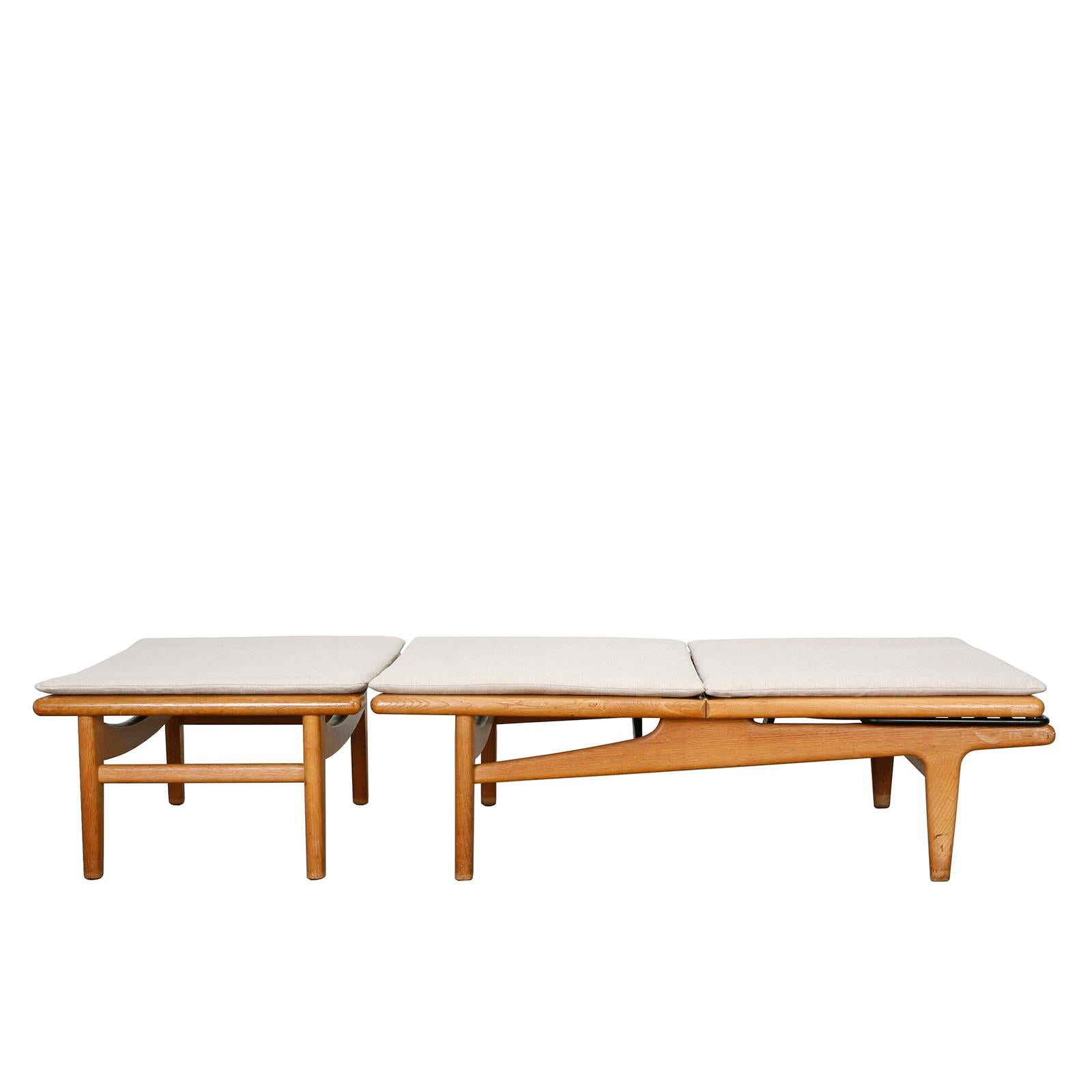 A daybed in two sections made of solid oak with metal fixtures and cushions in linen canvas.
Designed by Hans Wegner in 1955. Made by GETAMA, Denmark.