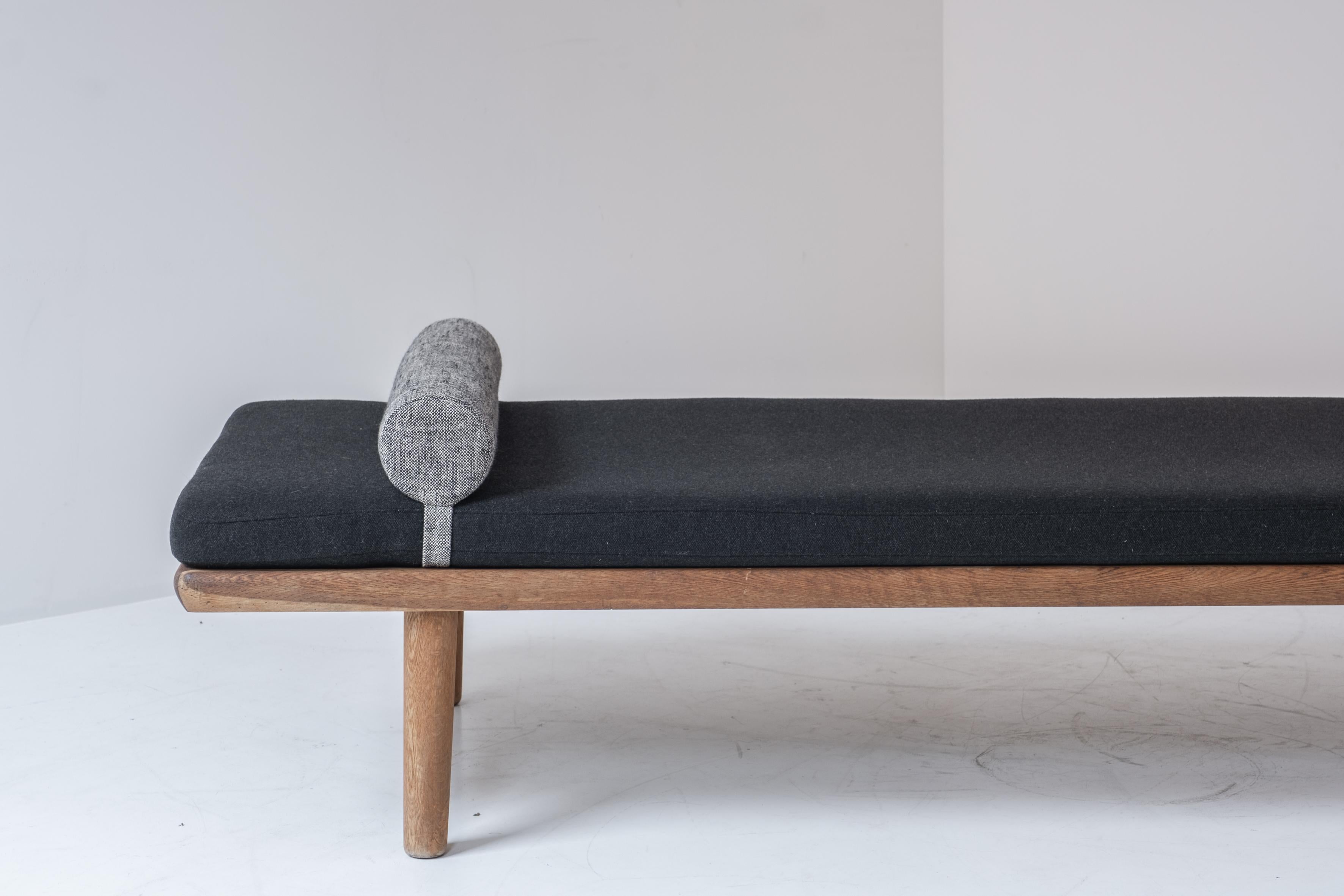 Scandinavian Modern Daybed Model GE19 by Hans Wegner for GETAMA, Denmark, 1950s