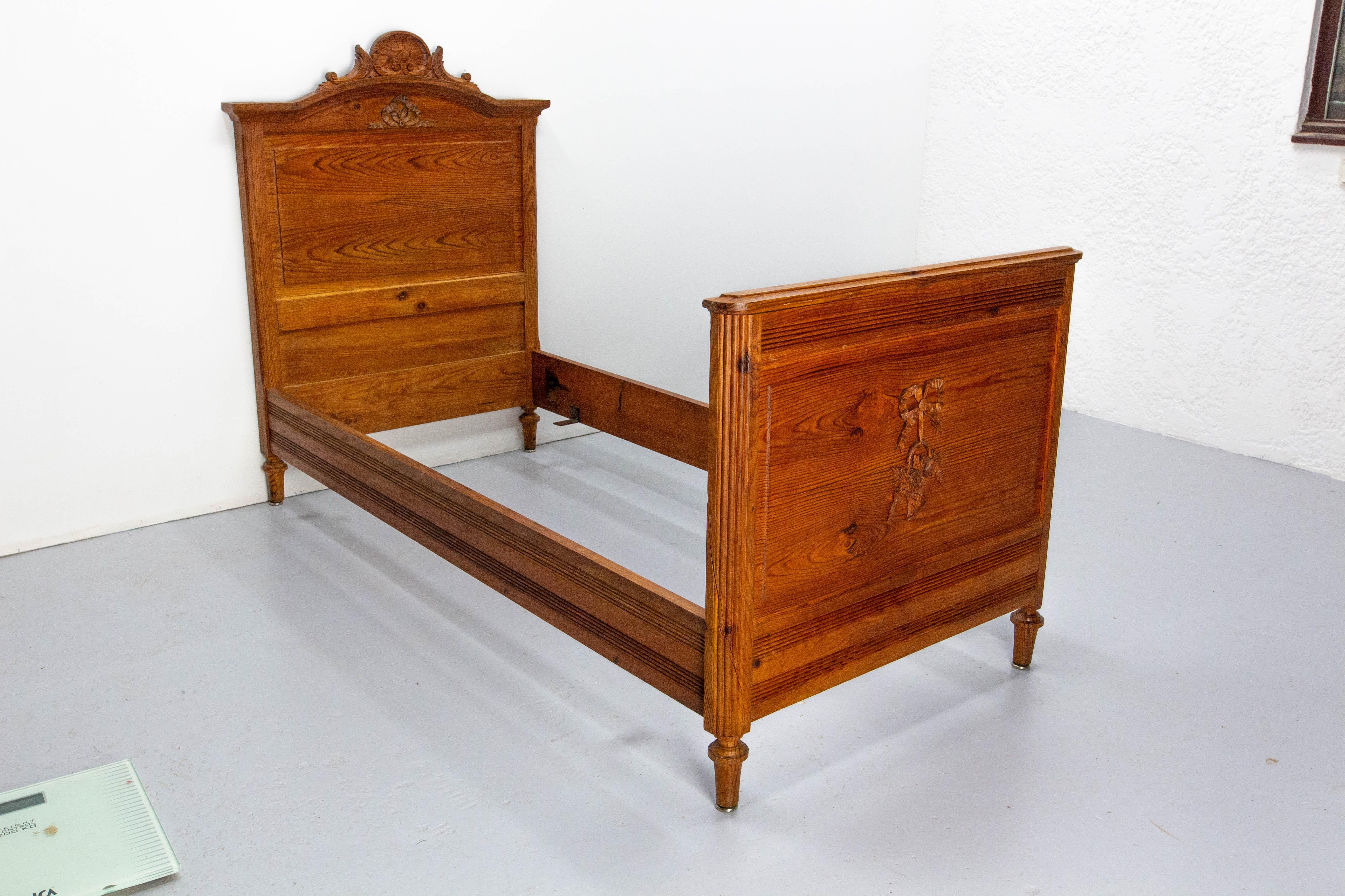 Daybed or Single Bed Pine Louis XVI Style French Early 20th Century In Good Condition For Sale In Labrit, Landes