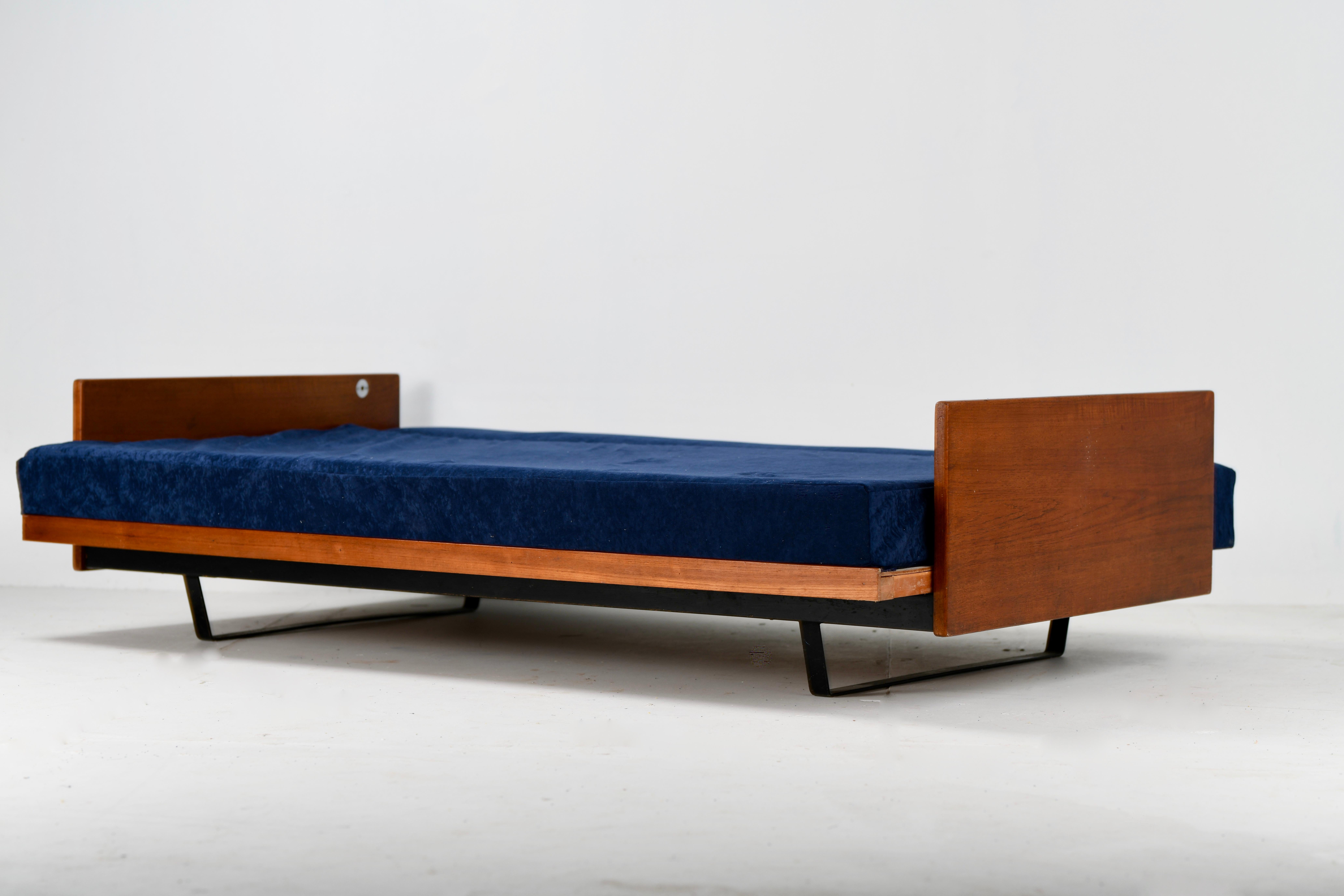 Mid-20th Century Daybed or Sofa by Robin Day for Hille, 1950s For Sale