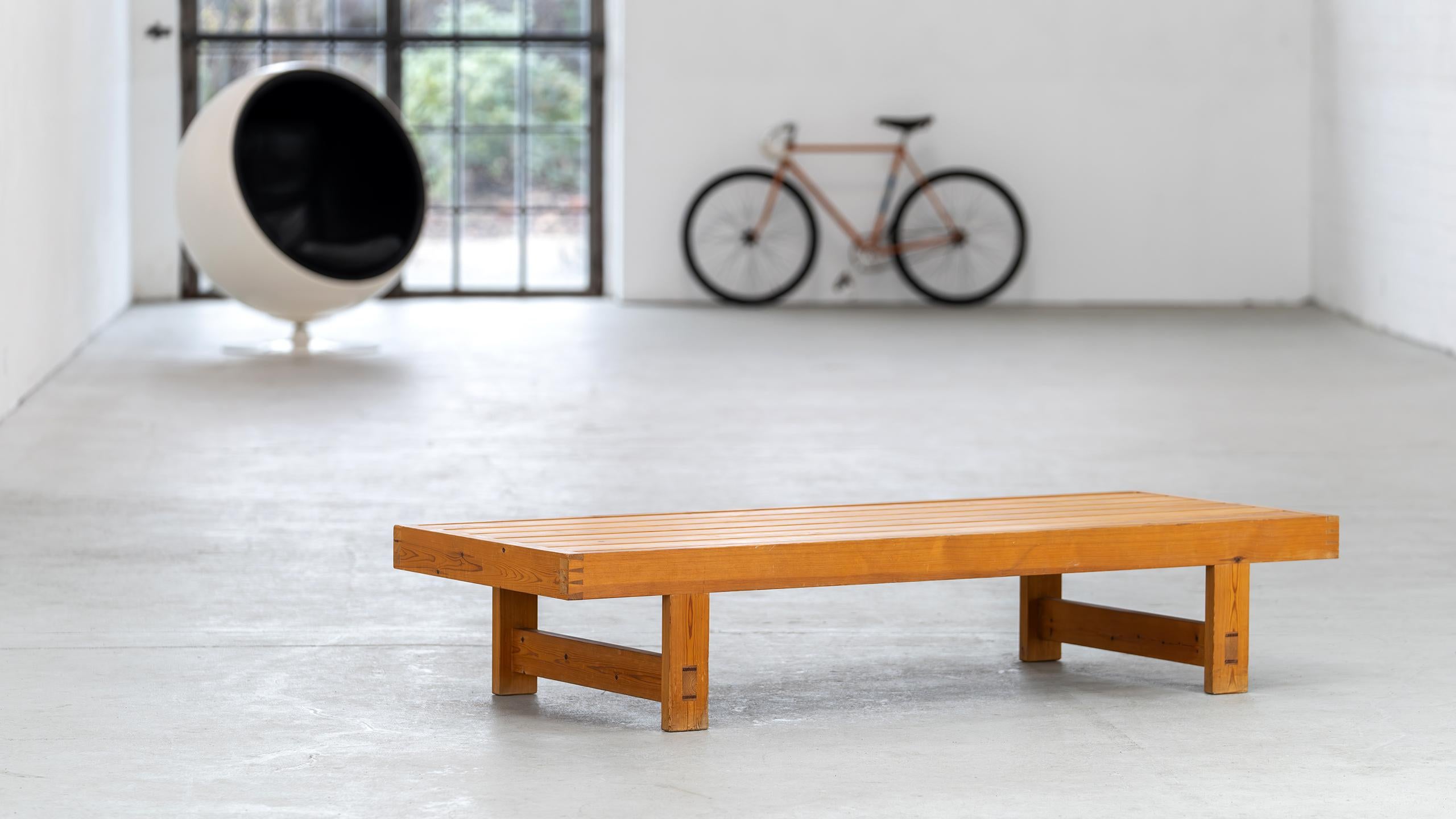 Tagesbett oder Tisch aus massivem Kiefernholz 1968 Les Arcs Frankreich attr. Charlotte Perriand (Moderne der Mitte des Jahrhunderts) im Angebot