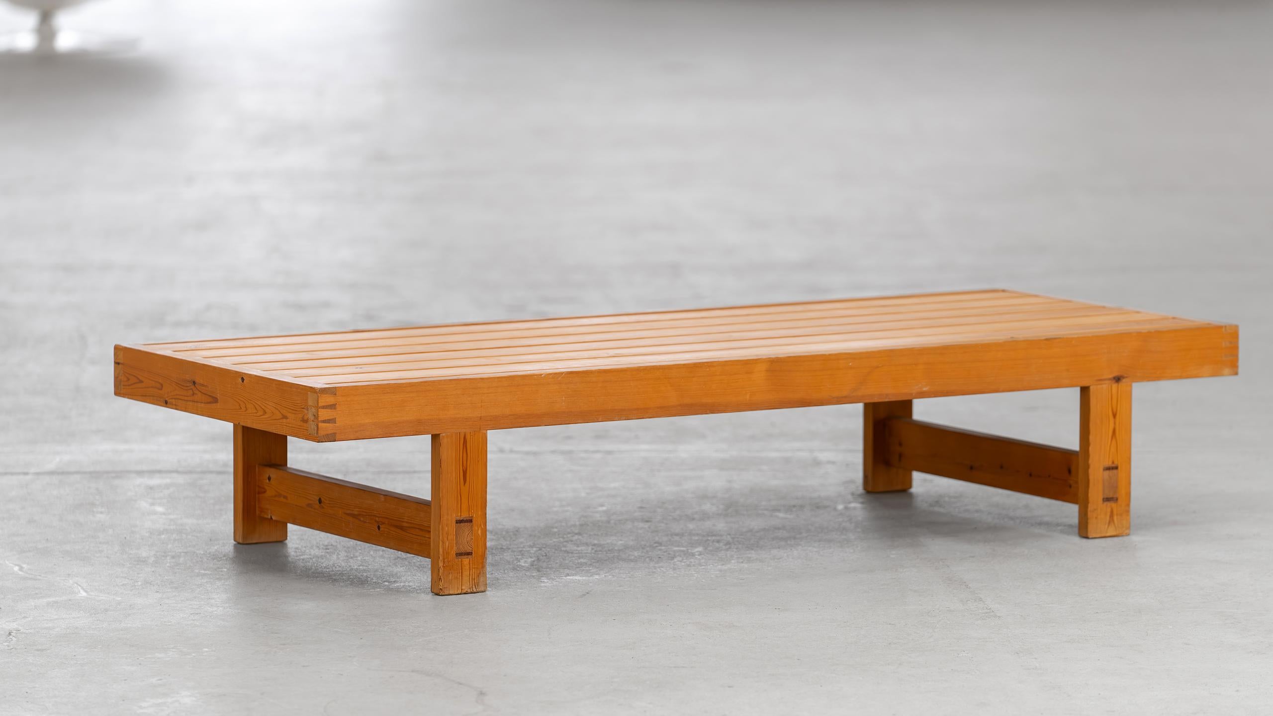 Tagesbett oder Tisch aus massivem Kiefernholz 1968 Les Arcs Frankreich attr. Charlotte Perriand (Französisch) im Angebot