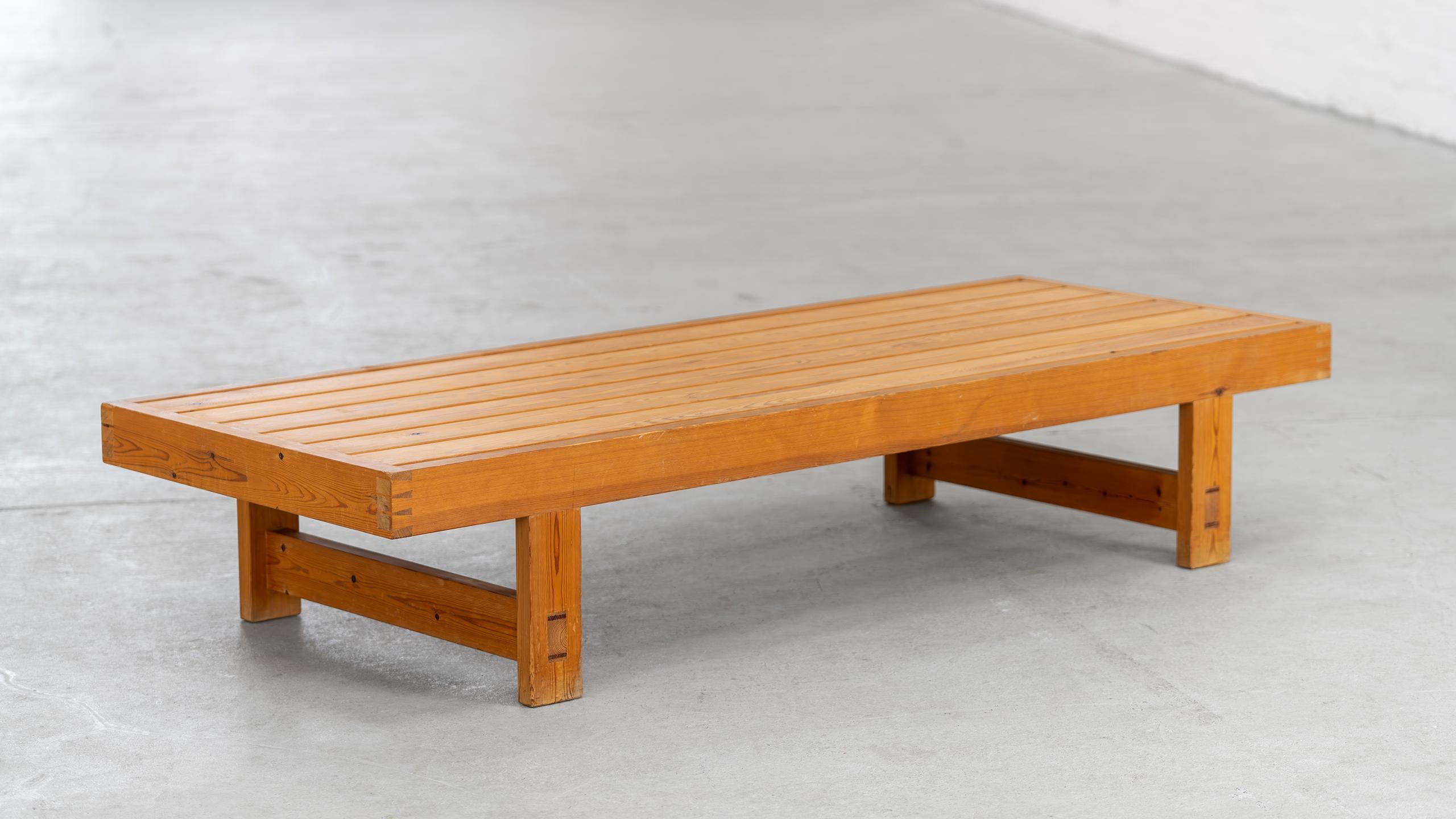 Tagesbett oder Tisch aus massivem Kiefernholz 1968 Les Arcs Frankreich attr. Charlotte Perriand (Handgefertigt) im Angebot