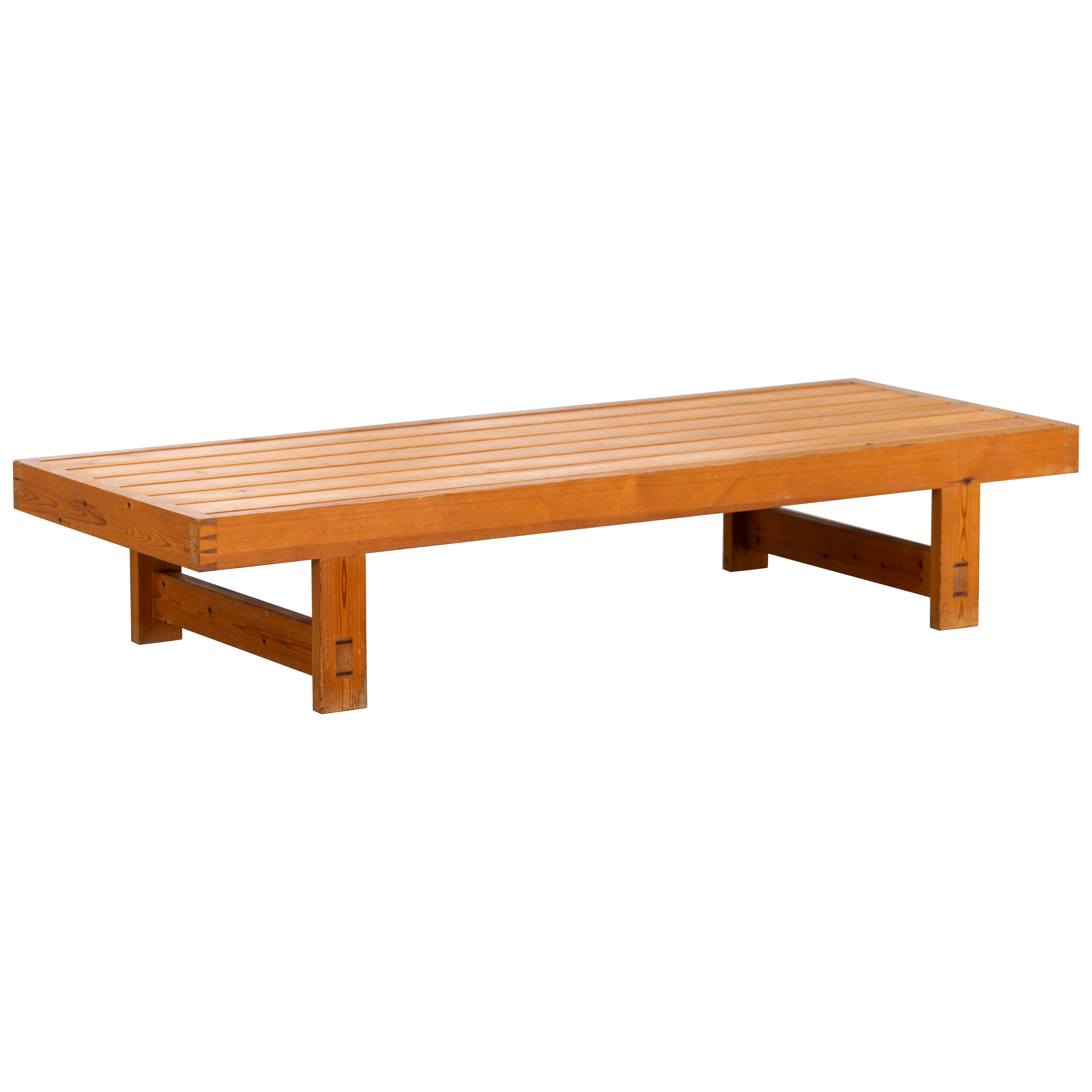 Méridienne ou table en bois de pin massif 1968 Les Arcs France attr. Charlotte Perriand en vente
