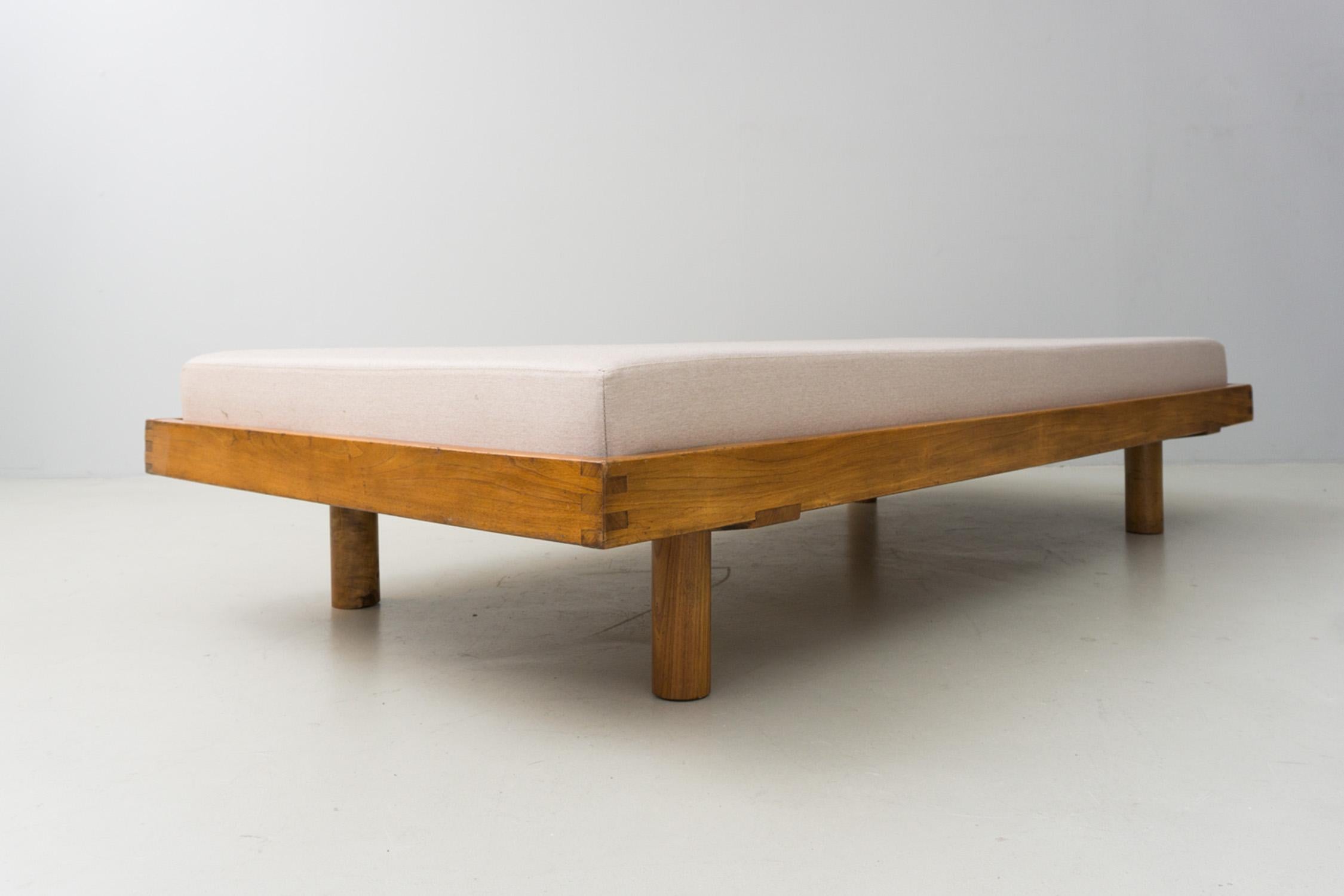 This elegant and Minimalistic daybed is made of solid elm wood. New mattress with new wool cover in a warm grey-beige shade, removable with a zipper. Designed by Pierre Chapo in 1960. Manufactured by Atelier Pierre Chapo.