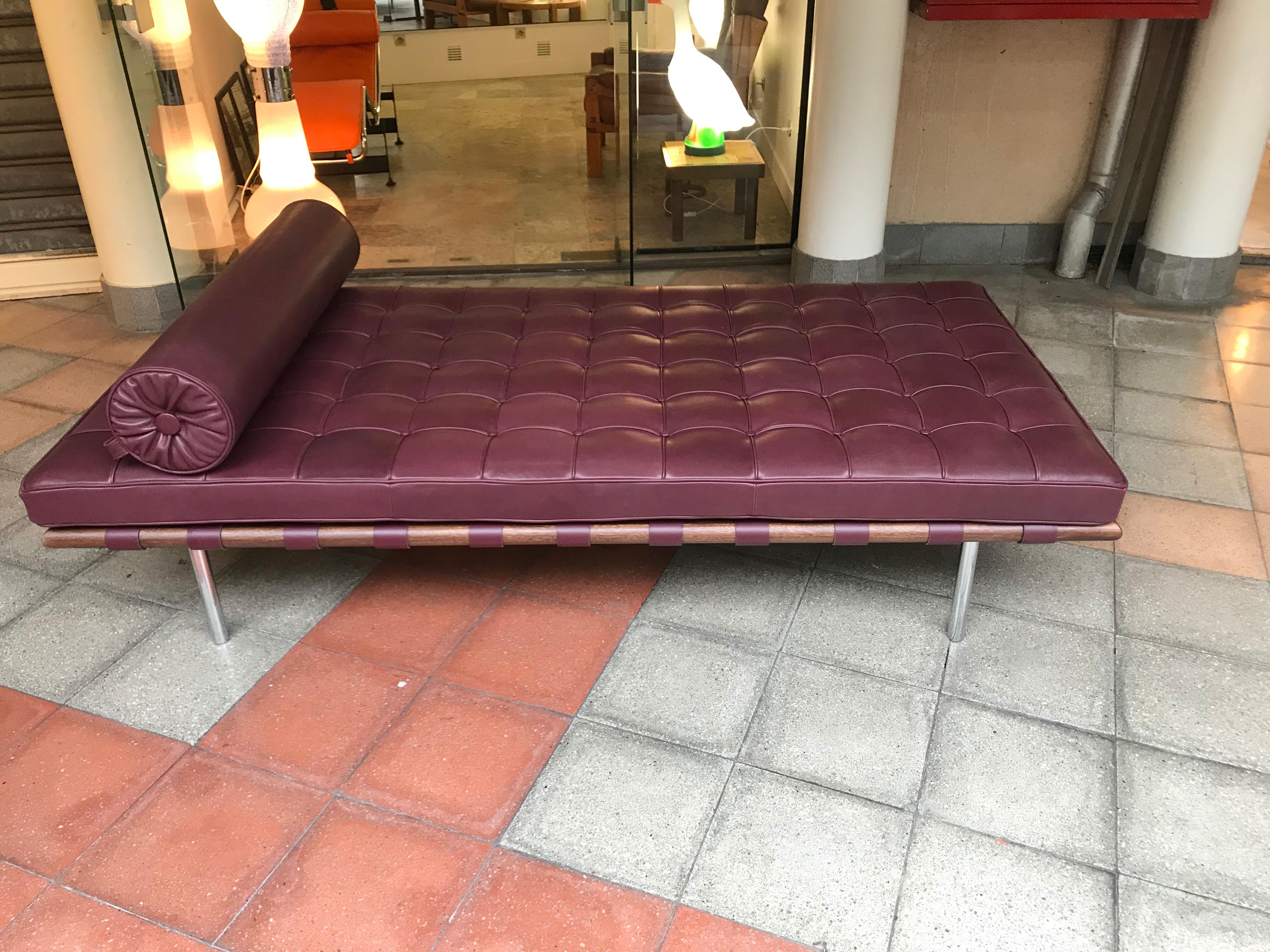Superb daybed
Mies van der Rohe
Knoll edition

Special order in burgundy/purple lambskin,

circa 2012.

In a perfect condition
Very rare.