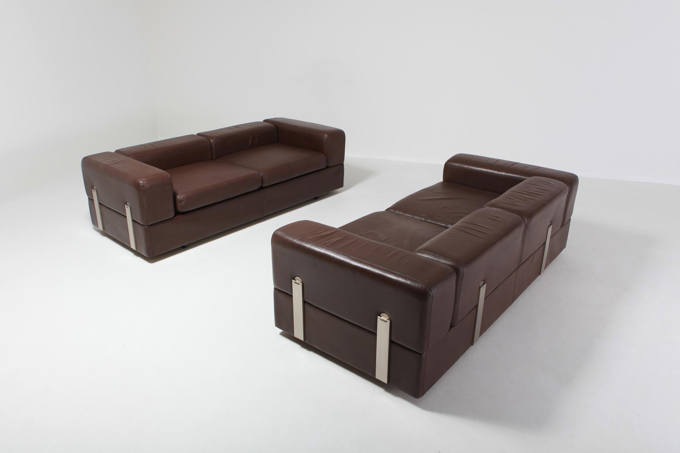 Tito Agnoli for Cinova, sofa bed 711 in brown leather, Italy, 1960s 

Mid-Century Modern Space Age sofa which can be converted in a daybed, designed by Tito Agnoli and manufactured by Cinova. 
A truly stunning design, just look at the stainless
