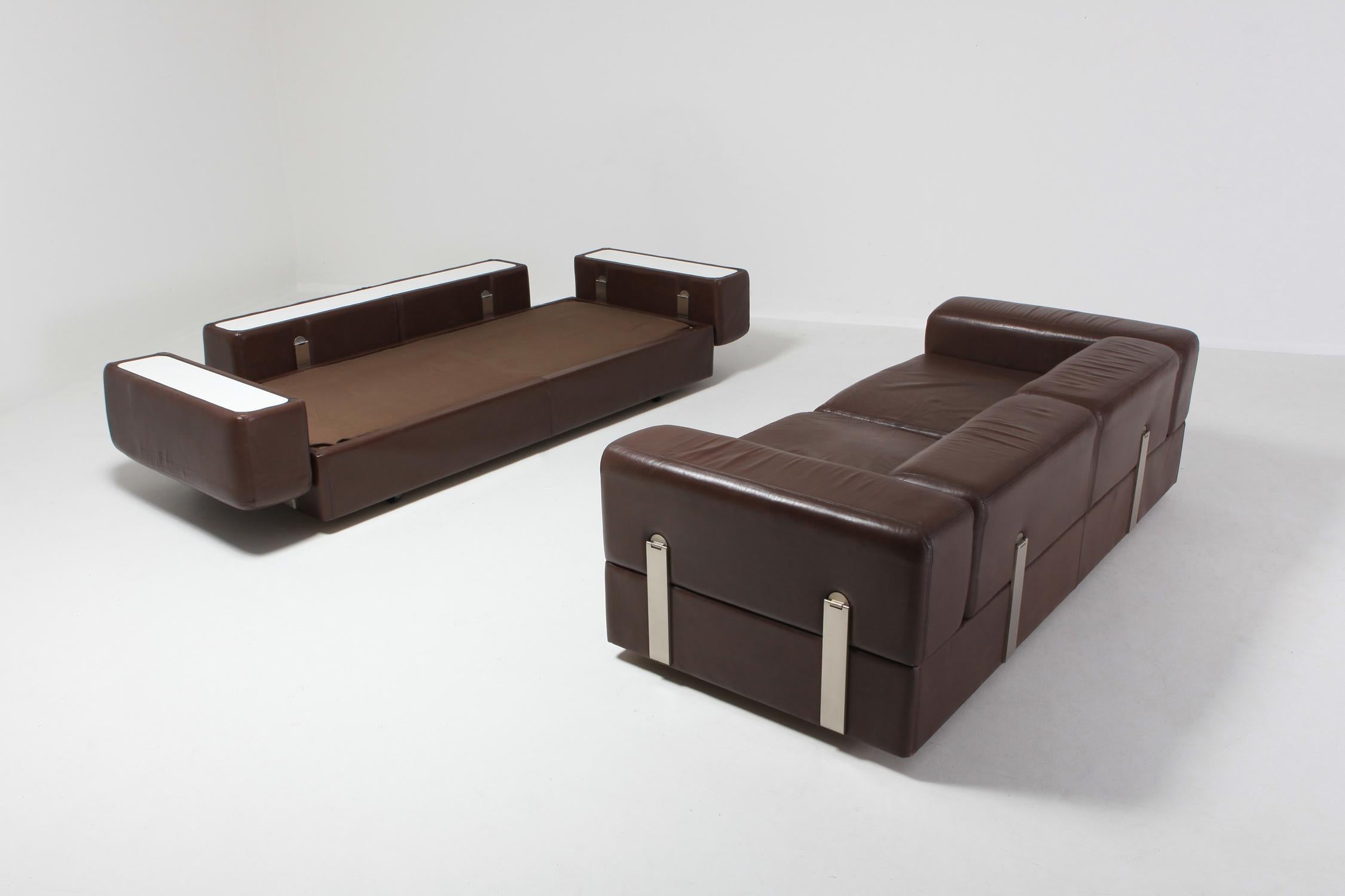 Tito Agnoli for Cinova, sofa bed 711 in brown leather, Italy, the 1960s 

Mid-Century Modern Space Age sofa which can be converted in a daybed, designed by Tito Agnoli and manufactured by Cinova. 
A truly stunning design, just look at the