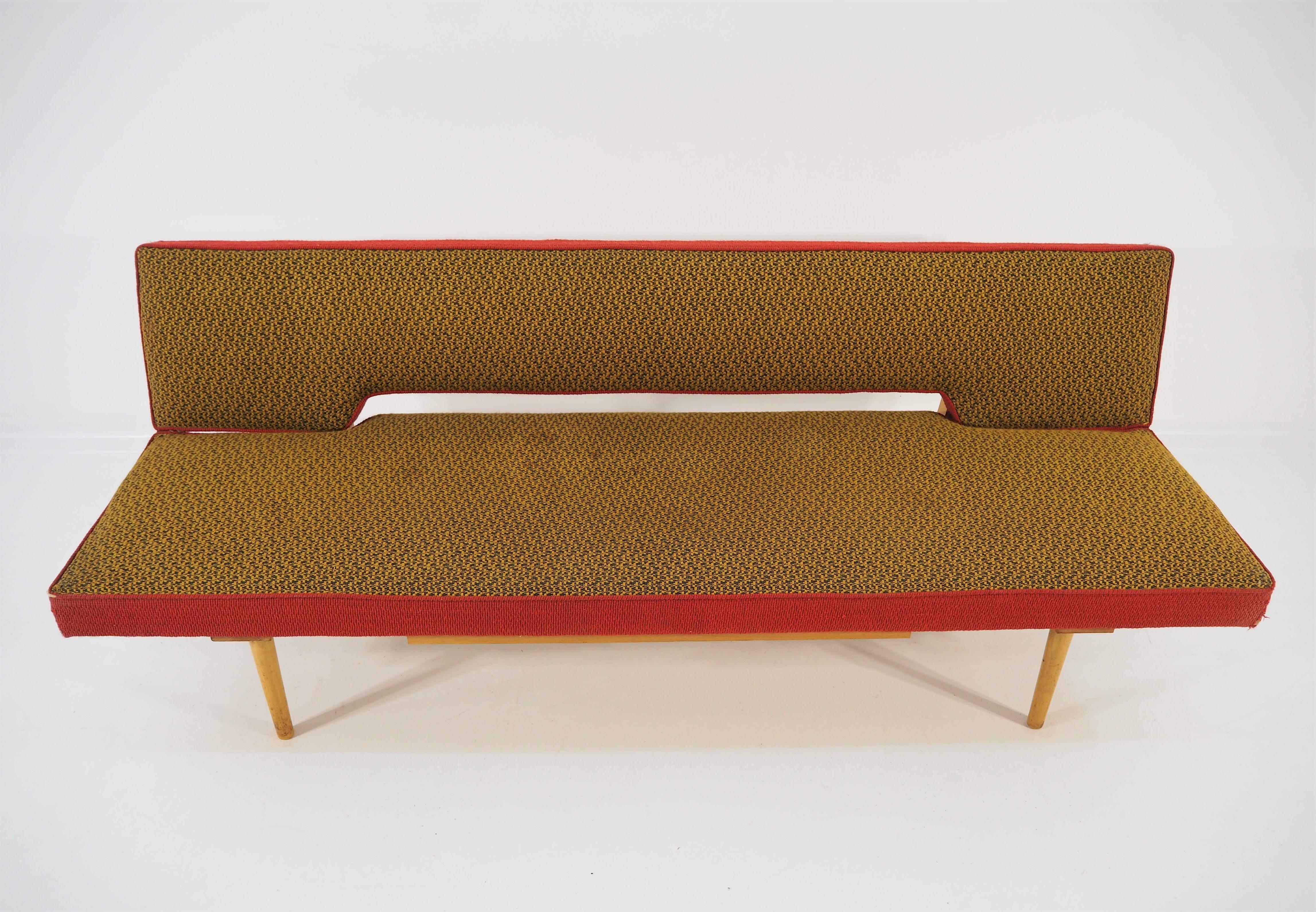 Daybed sofa by Miroslav Navratil, 1980s. Original condition with label. Upholstery to be replaced.