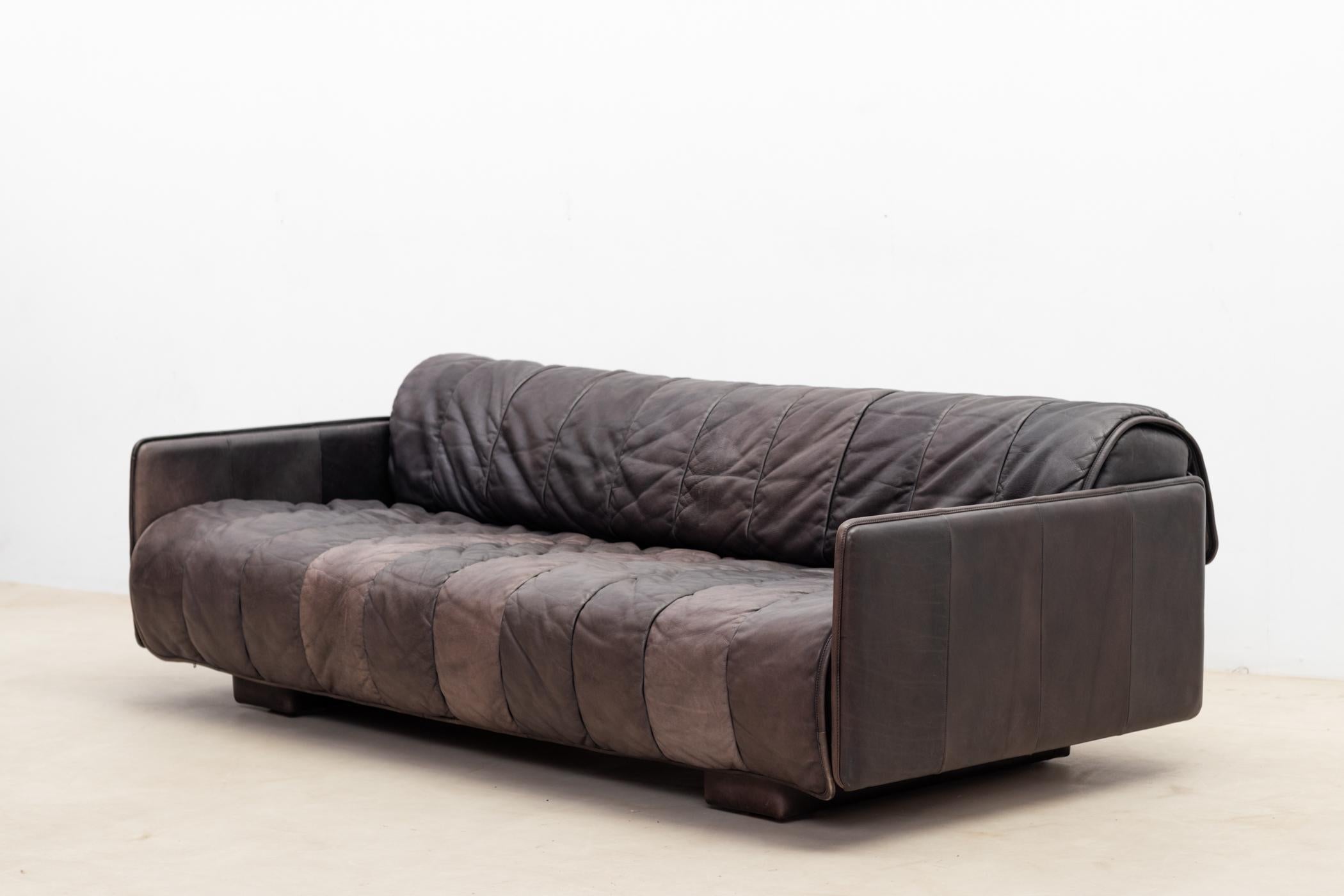 Offered here is a vintage DeSede sofa or daybed, the DS 69, upholstered in high-quality brownish-grey stitched leather from the 1970s, made in Switzerland.
Comfortable sofa can be used as a stand-alone seating option or, thanks to its extendable