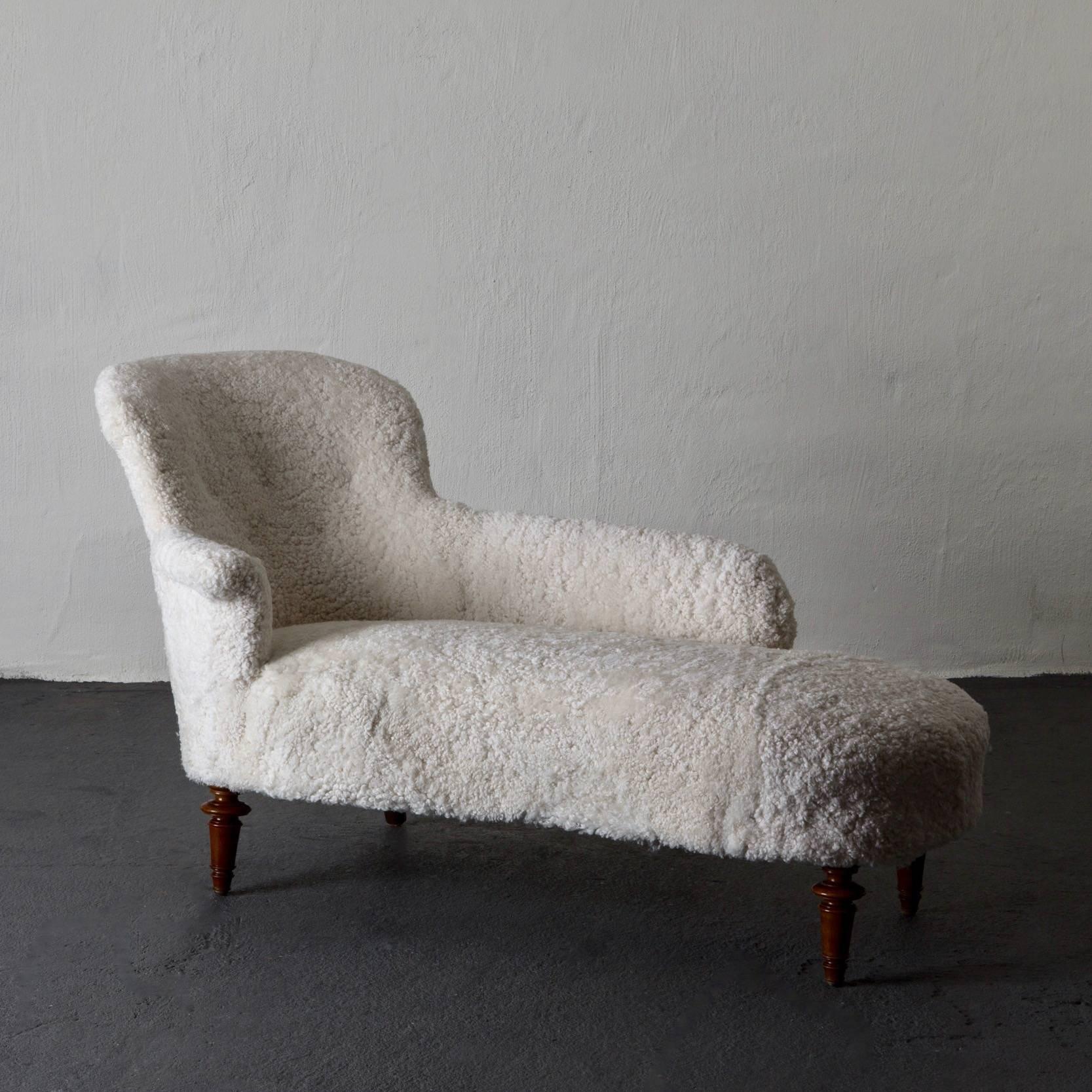 Daybed Swedish 20th century modern sheepskin white, Sweden. A daybed made during the 20th century in Sweden. Upholstered in white sheepskin. Measure: Height of armrest 23.6 inches.