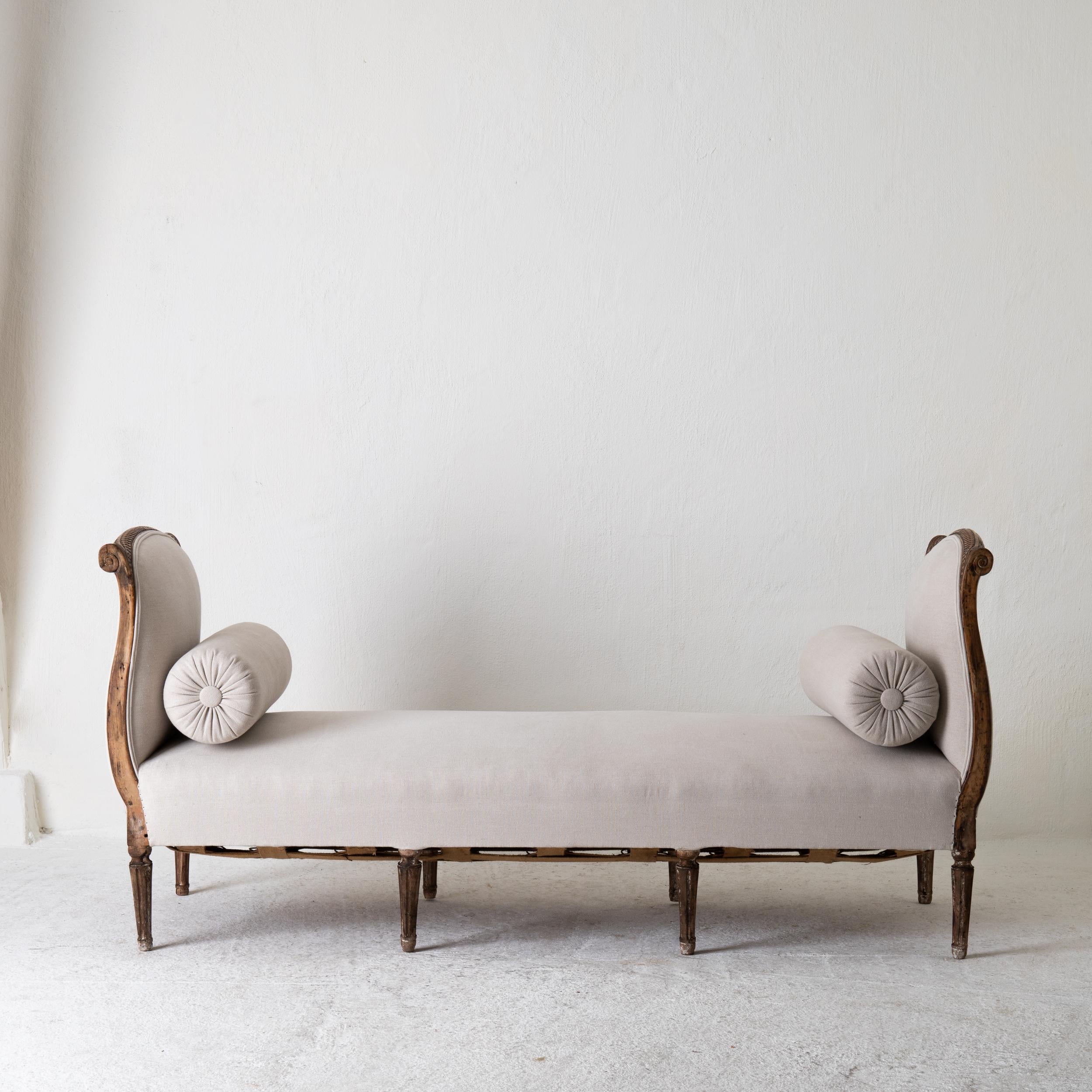 Daybed Swedish Gustavian 1780-1800 brown linen, Sweden. A daybed made during the early part of the Gustavian period in Sweden, 1780-1800. Frame made from dark stained wood carved with ribbon beading and flowers. Rounded and channeled legs.