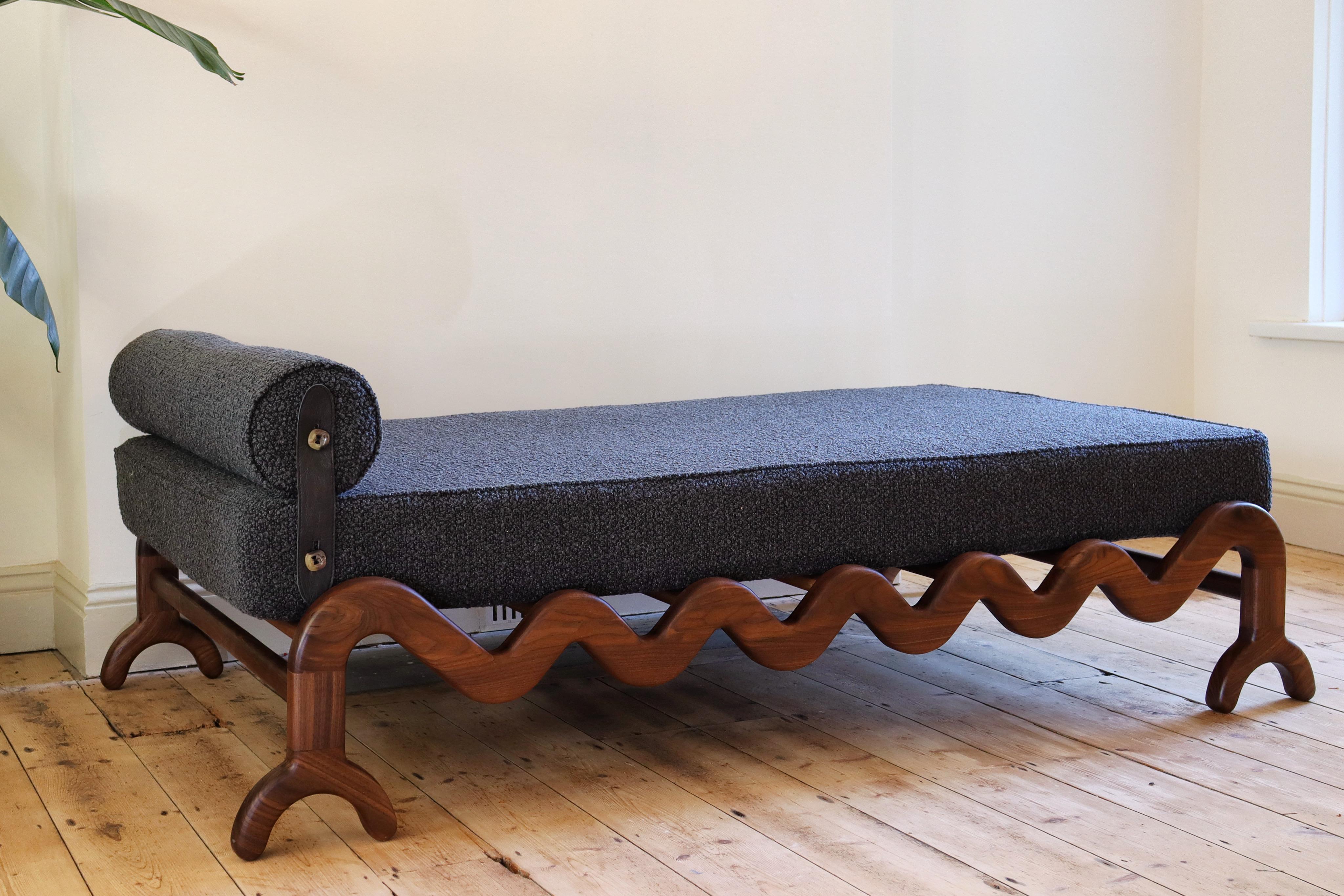 VERSIONE LARGA del Sunday Daybed originale - questa versione è larga/profonda 112 cm, mentre la versione originale è di 70 cm. 

Parte della collezione Sunday, esclusiva di Alexander & Ellis e disegnata dal fondatore Oliver A-J, il Sunday Day Bed è