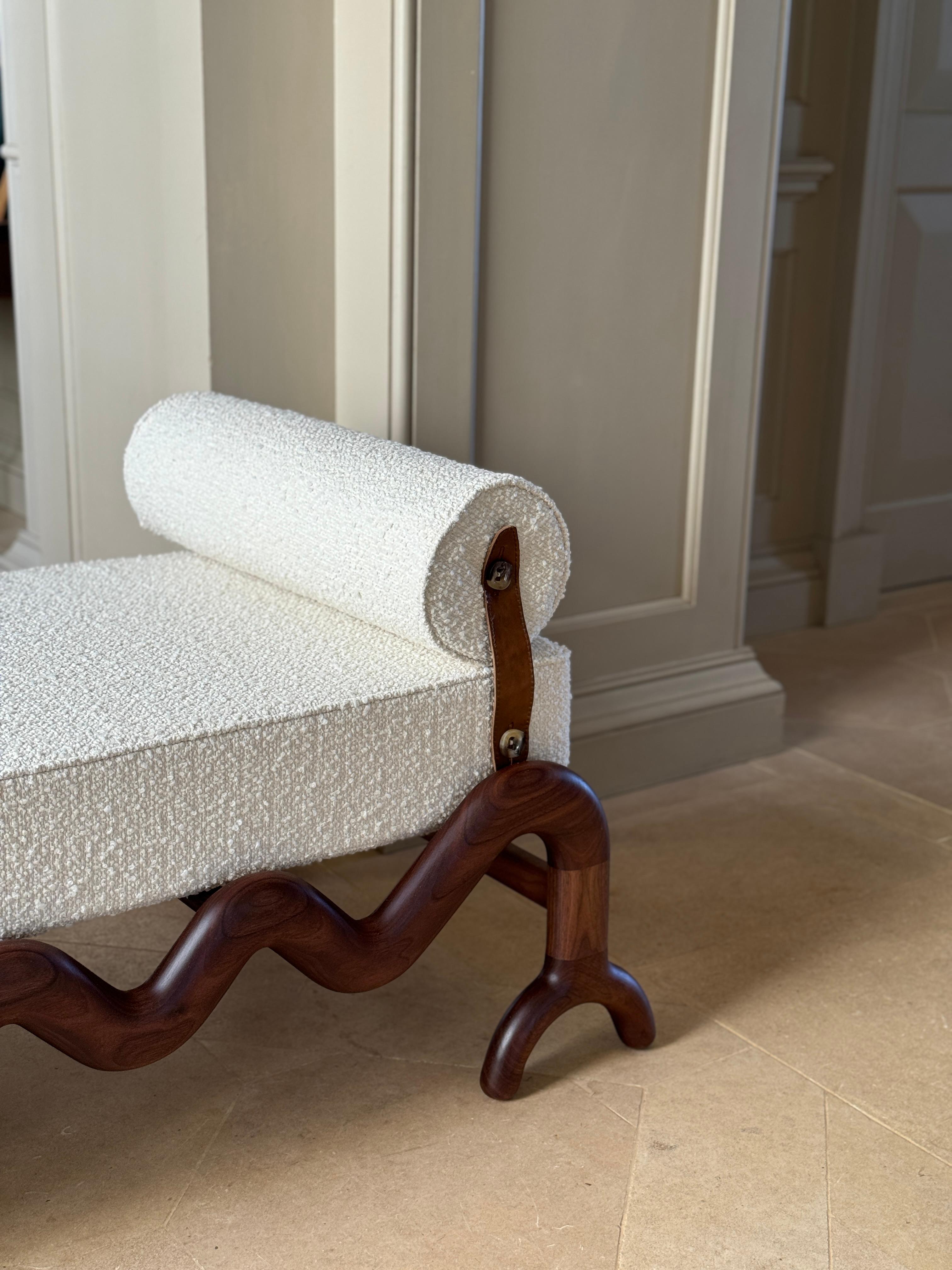 Lit de jour large noyer crème boucle en vente 2