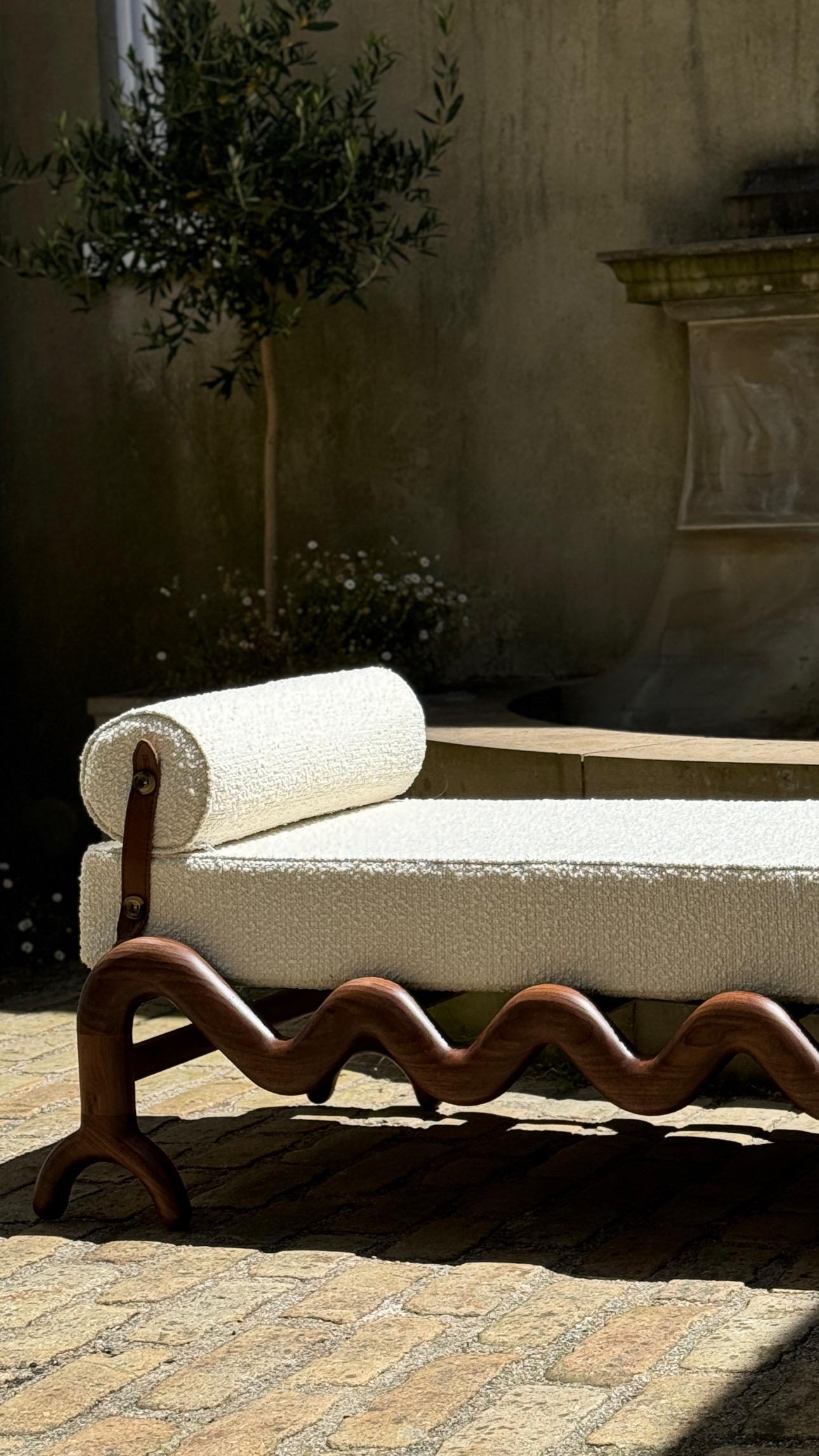 Lit de jour large noyer crème boucle en vente 3
