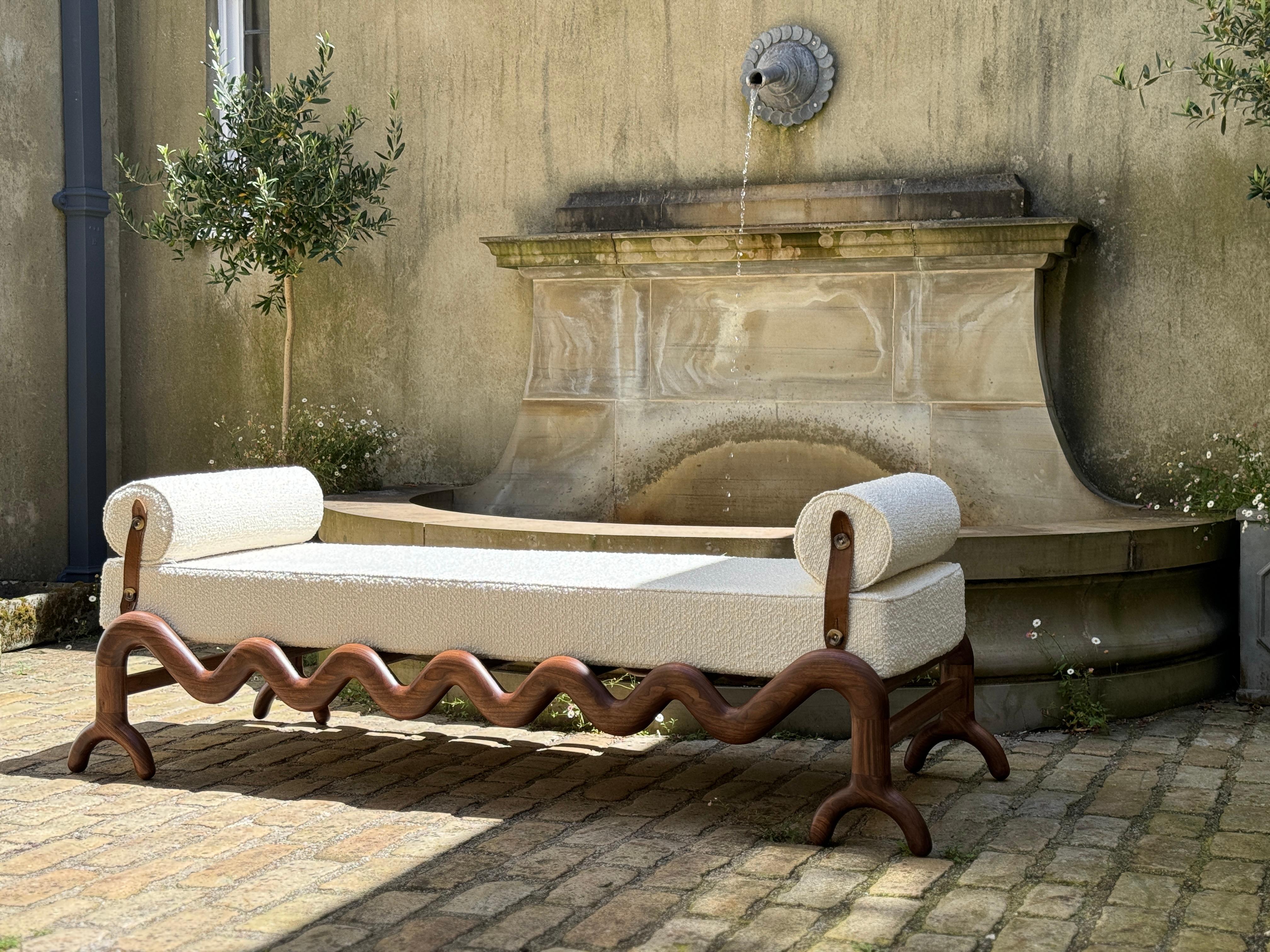 Postmoderne Lit de jour large noyer crème boucle en vente