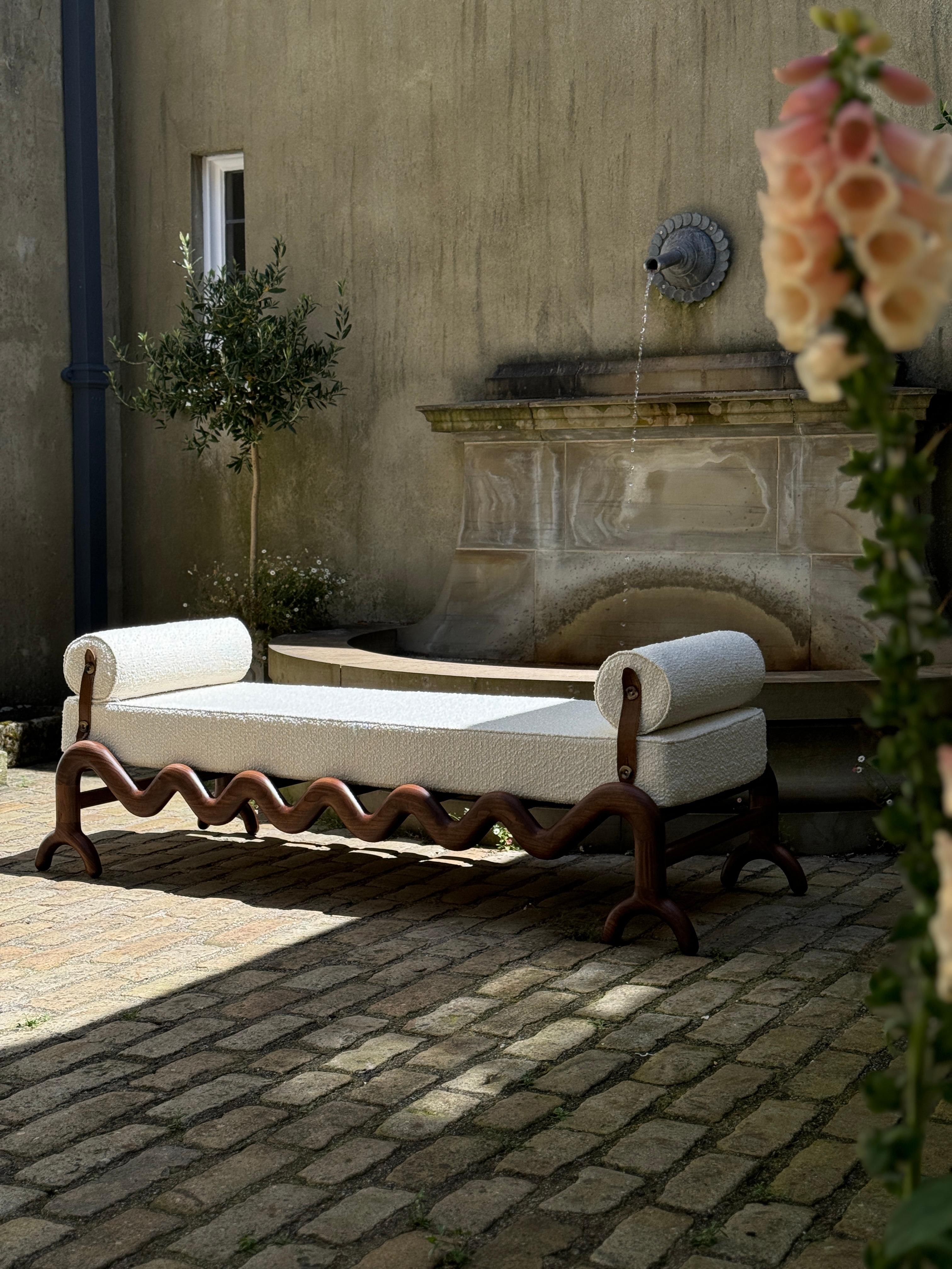 Britannique Lit de jour large noyer crème boucle en vente