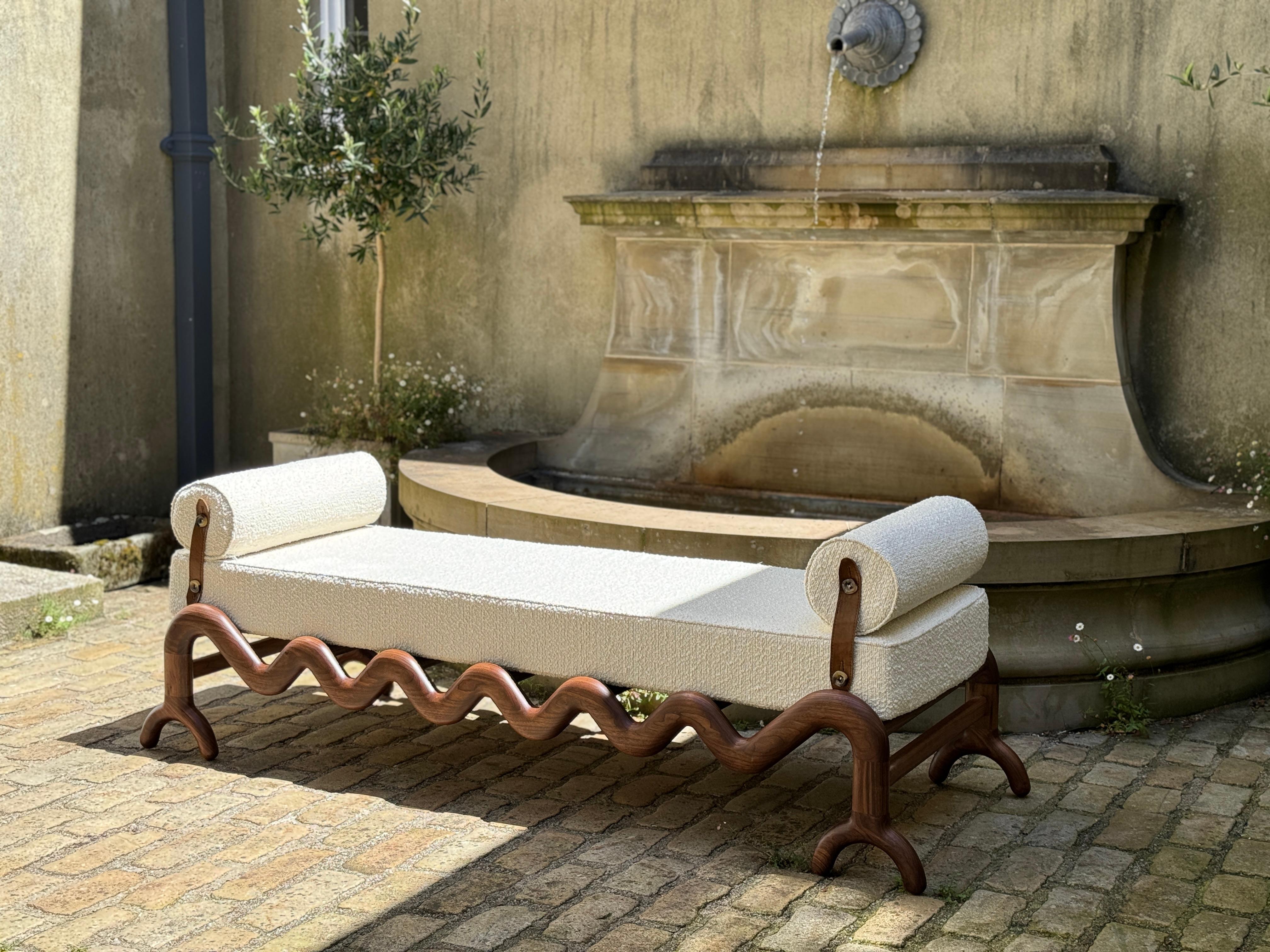 Menuiserie Lit de jour large noyer crème boucle en vente