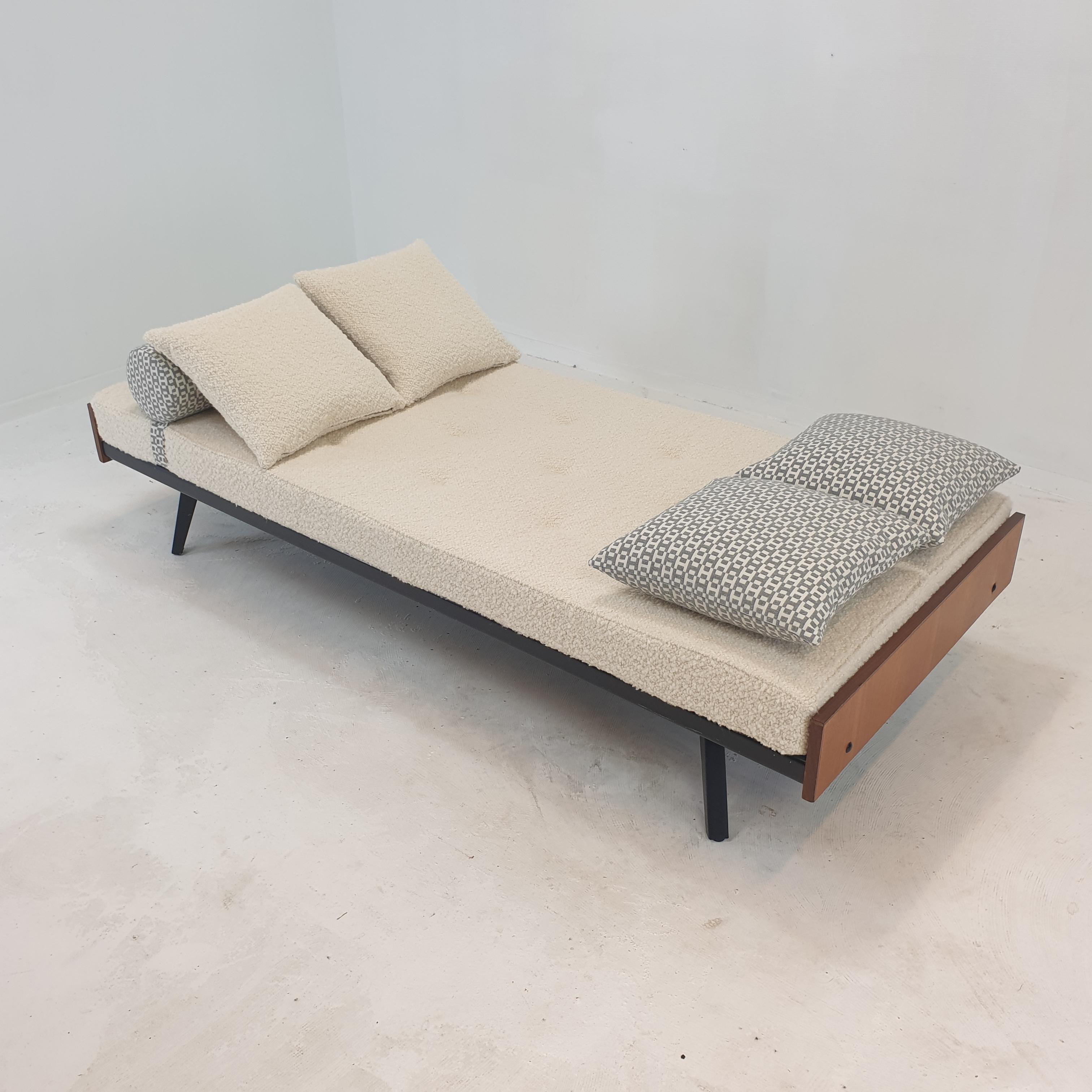 Mid-Century Modern Daybed with Hermes Cushions and Bolster, 1960s For Sale