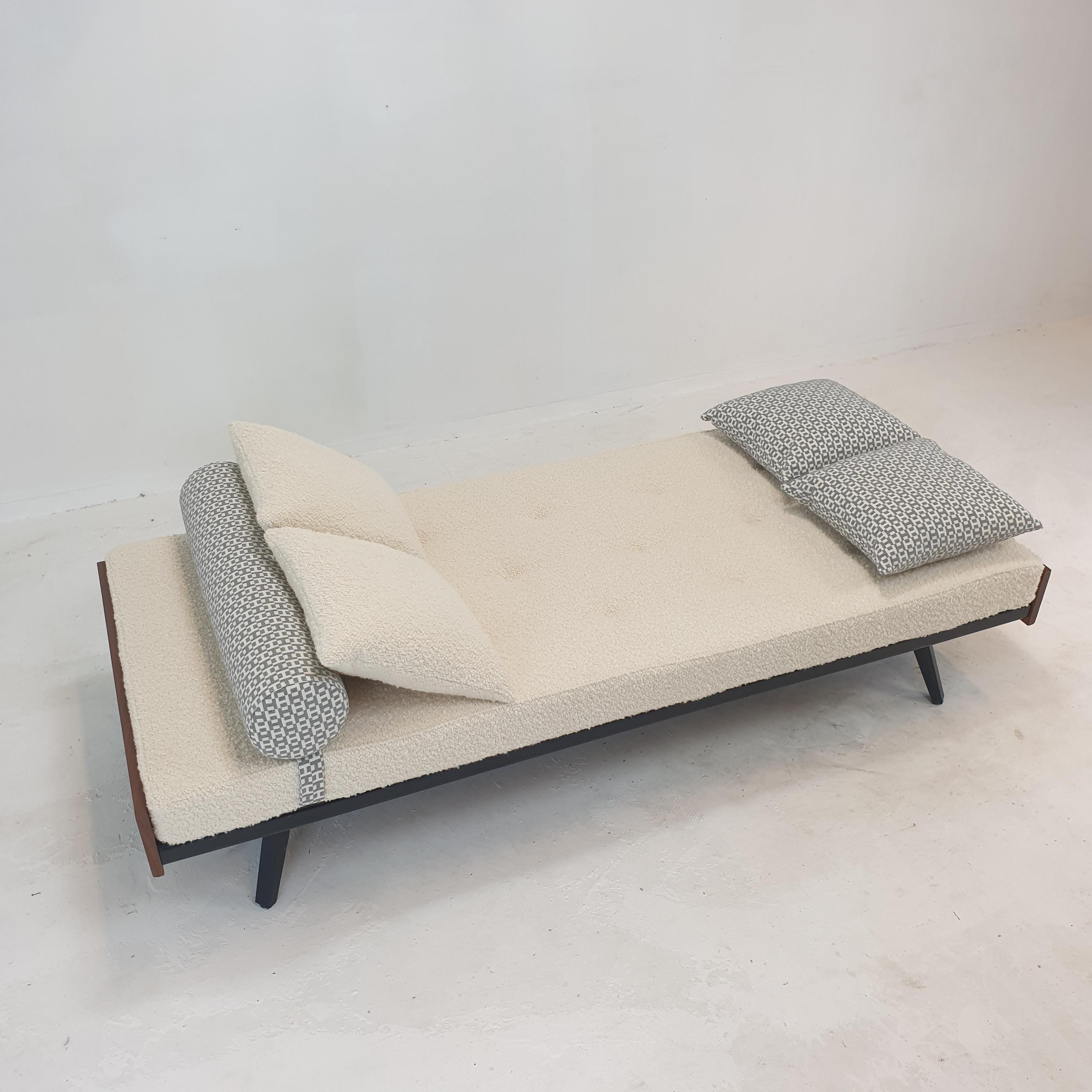 Mid-Century Modern Daybed with Hermes Cushions and Bolster, 1960s For Sale