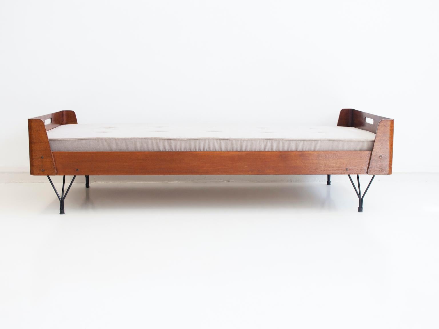 Daybed produced by Rima, Italy, circa 1950s. Supports are made of lacquered iron rods, curved plywood structure, brass details. Recently reupholstered with off-white velvet fabric.