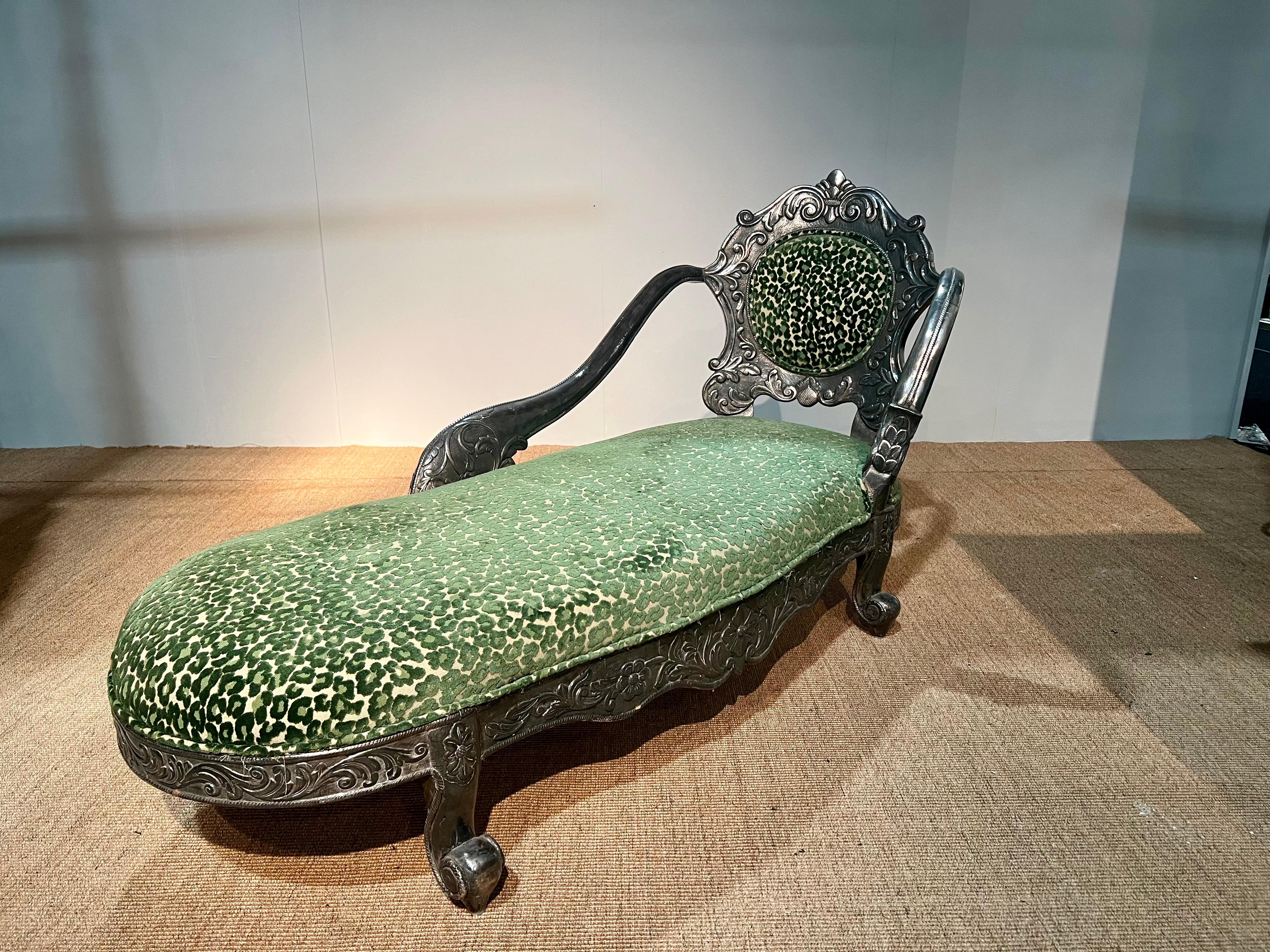 Néoclassique Méridienne avec décor en bois sculpté argenté sur le dossier en vente