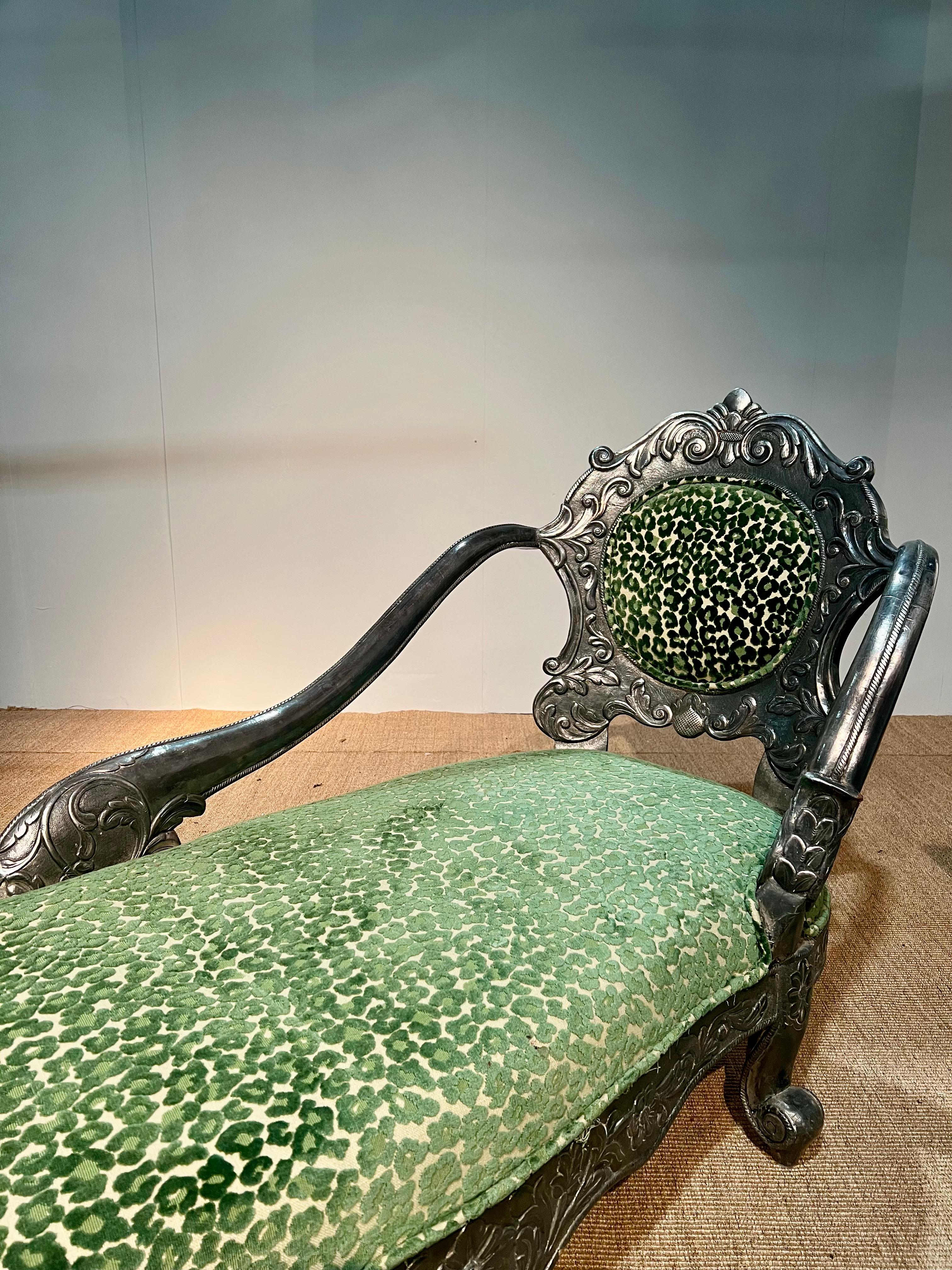 italien Méridienne avec décor en bois sculpté argenté sur le dossier en vente