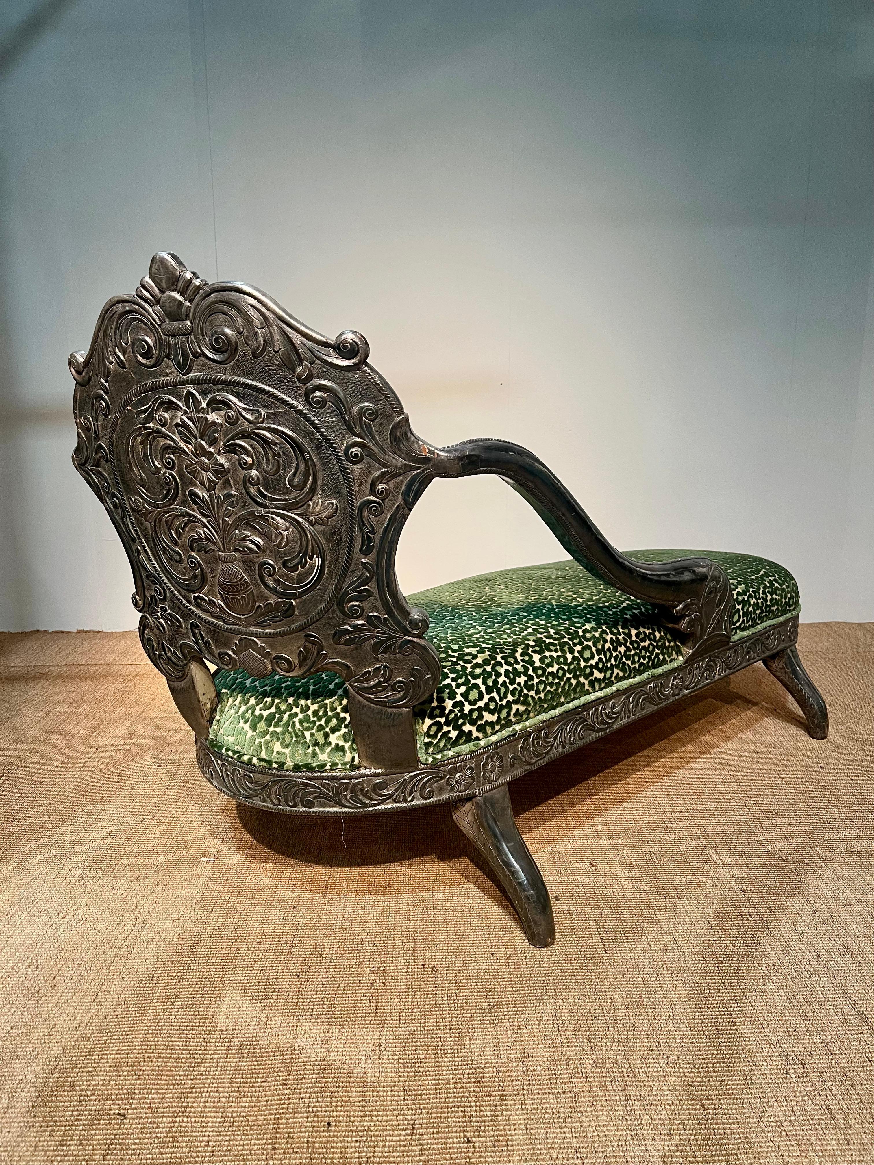 Appliqué Méridienne avec décor en bois sculpté argenté sur le dossier en vente
